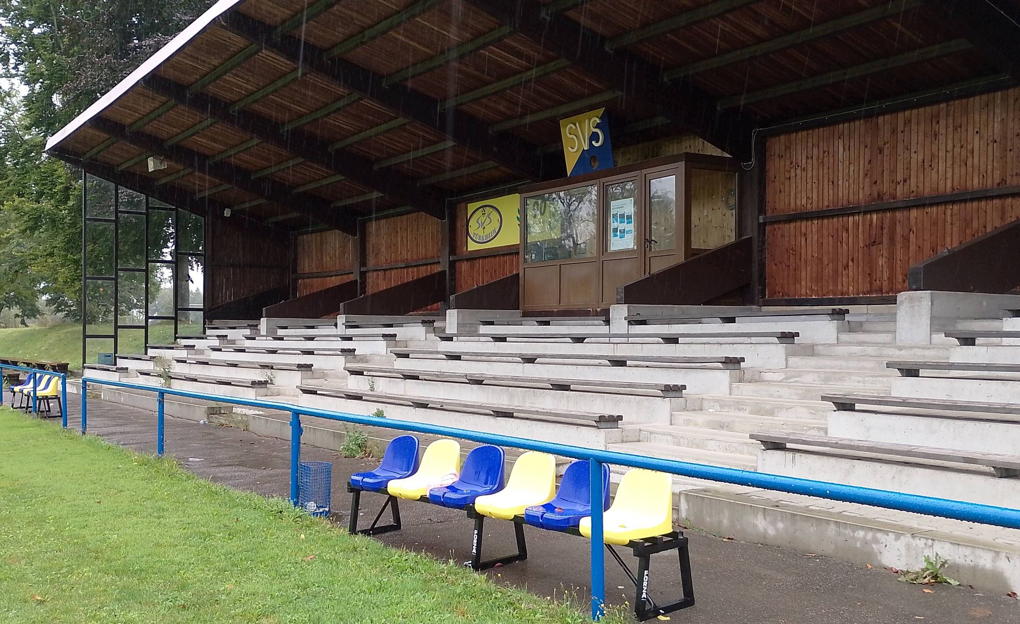 Einige Sitzschalen vor der Tribüne im Wertachstadion