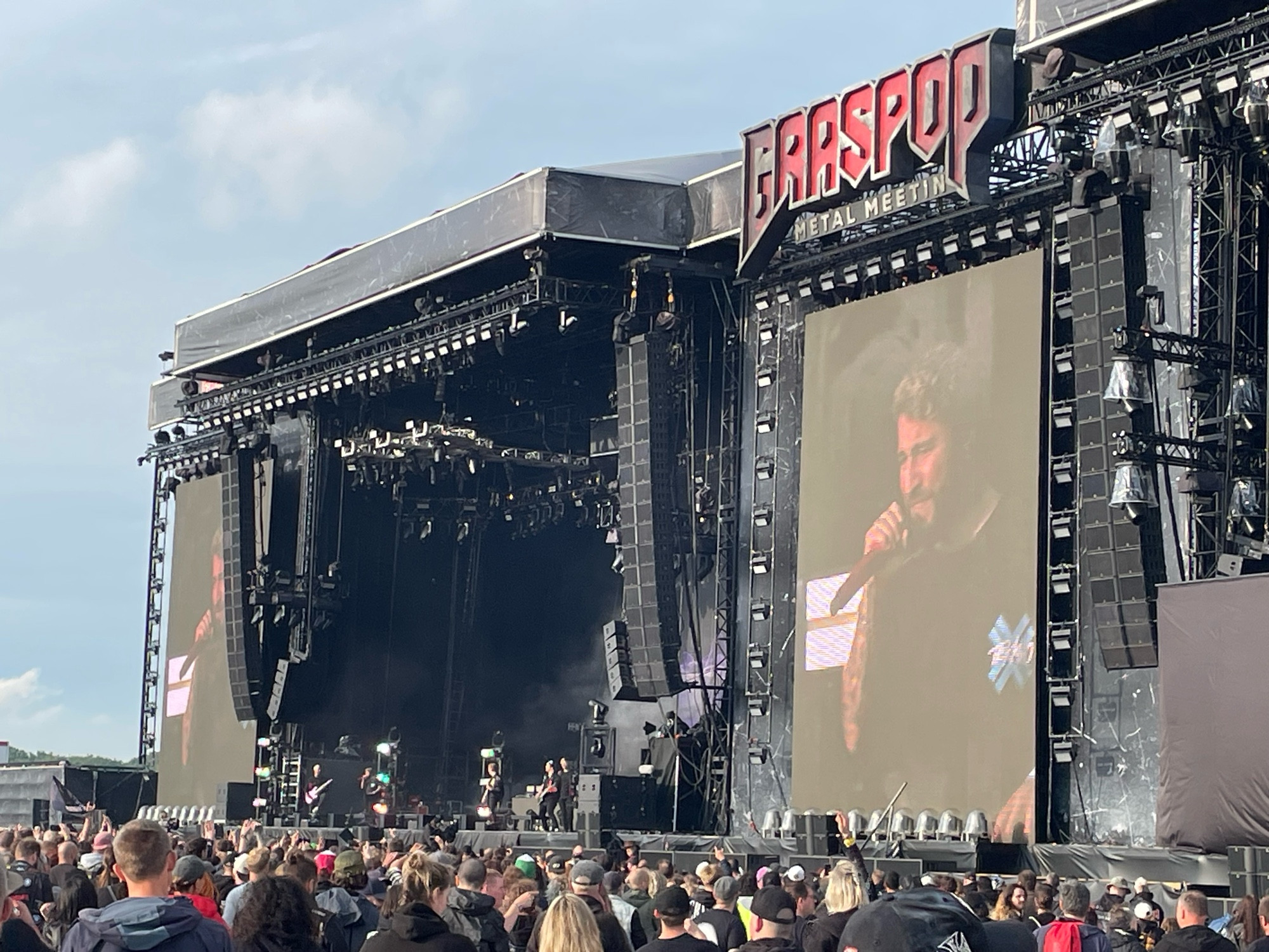 Linke Teil einer großen Doppelbühne während des Graspop Metal Meeting 2024 in Dessel Belgien. Auf der Bühen gerade Electrik Callboy. Im Vordergrund viele Leute im Publikum. 