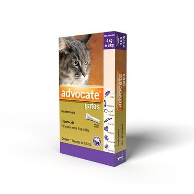 Imagem da embalagem do antiparasitário Advocate para gatos de 4 a 8 kg. A embalagem é dourada, com detalhes em roxo, com um gato cinza tigrado na estampa.