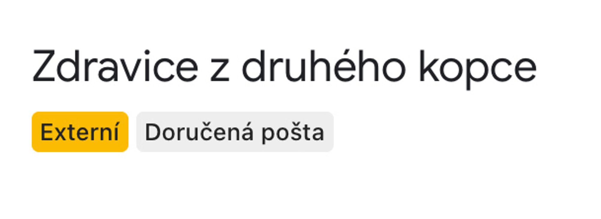 Předmět e-mailu „Zdravice z druhého kopce“ se systémovými štítky „Externí“ a „Doručená pošta“