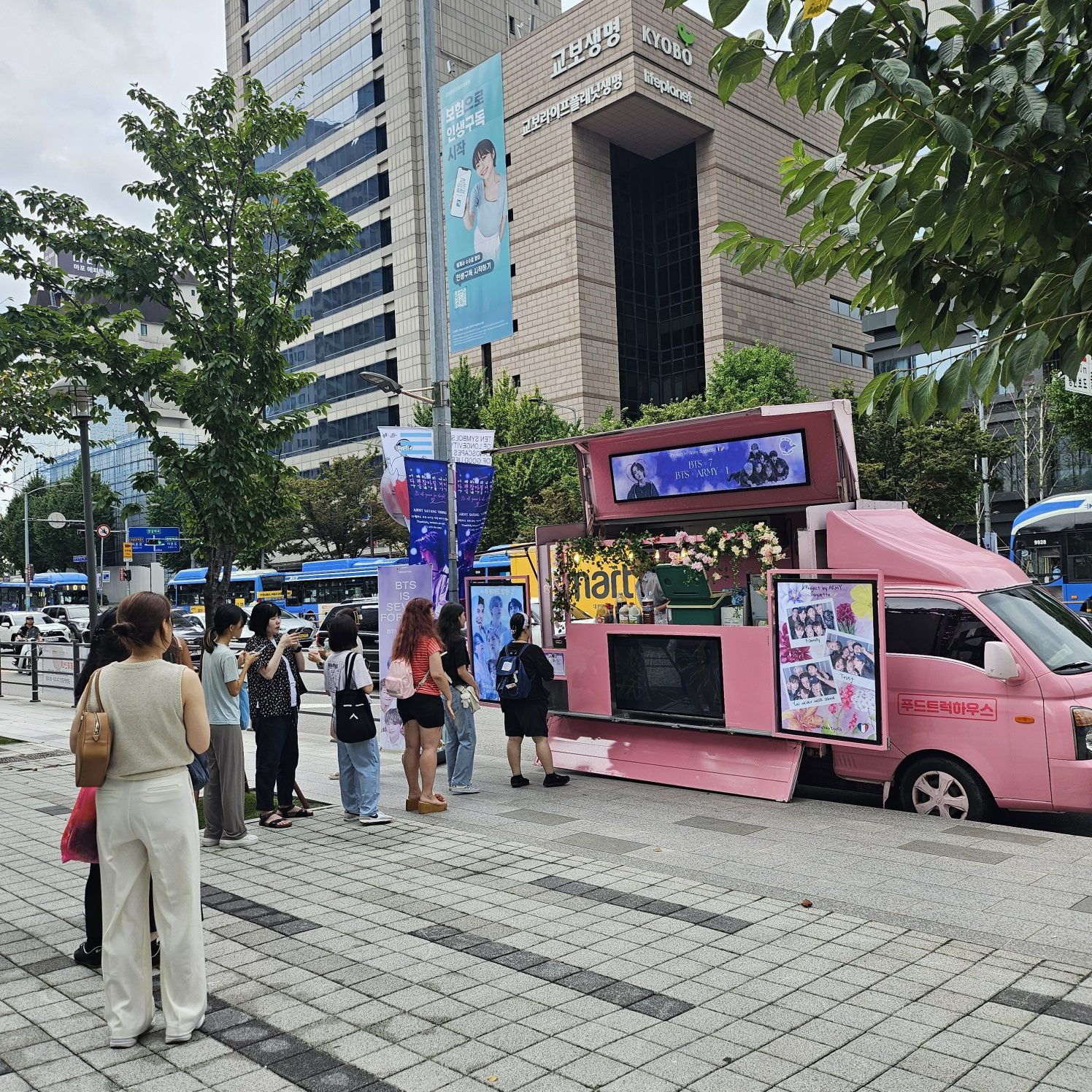 Food truck with some people who are waiting for having a coffee,  free foods