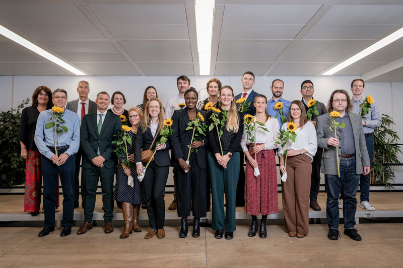 eine Gruppe von Menschen, die Blumen halten