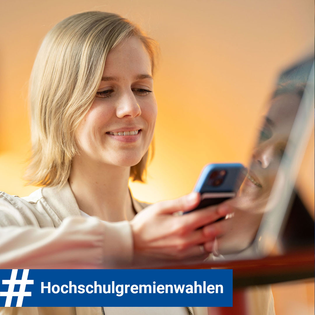 eine Frau, die auf ein Telefon schaut