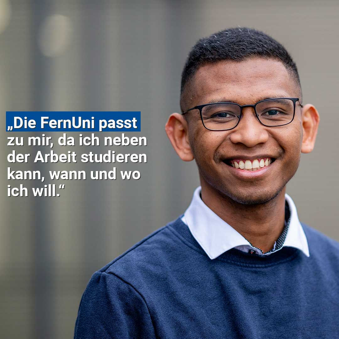 Ein Mann mit Brille lächelt.