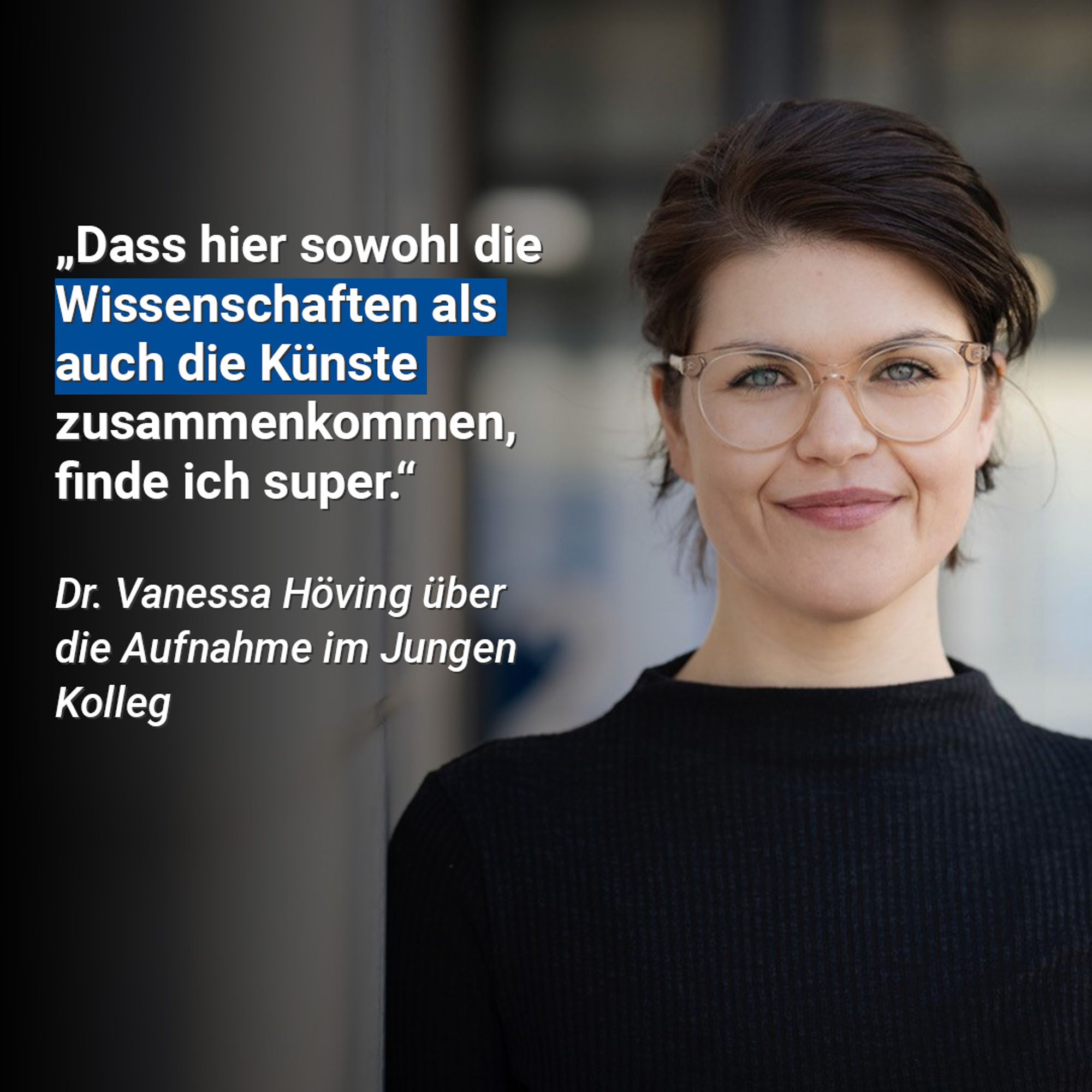 Eine Frau mit Brille, die lächelt.