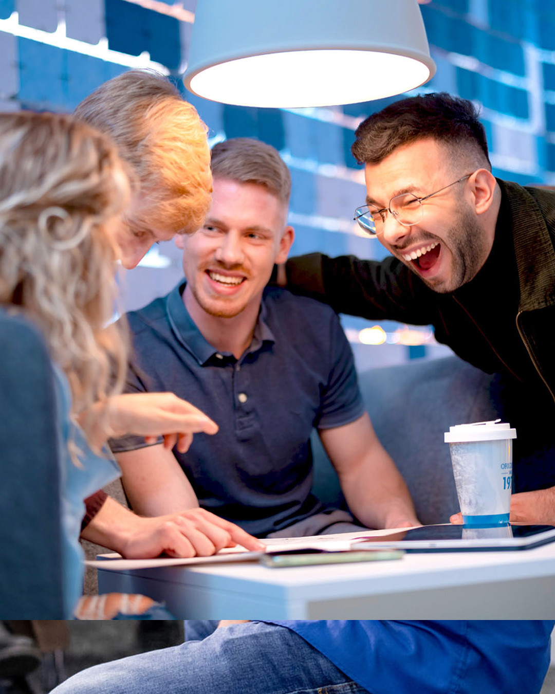 eine Gruppe von Menschen, die an einem Tisch lachen