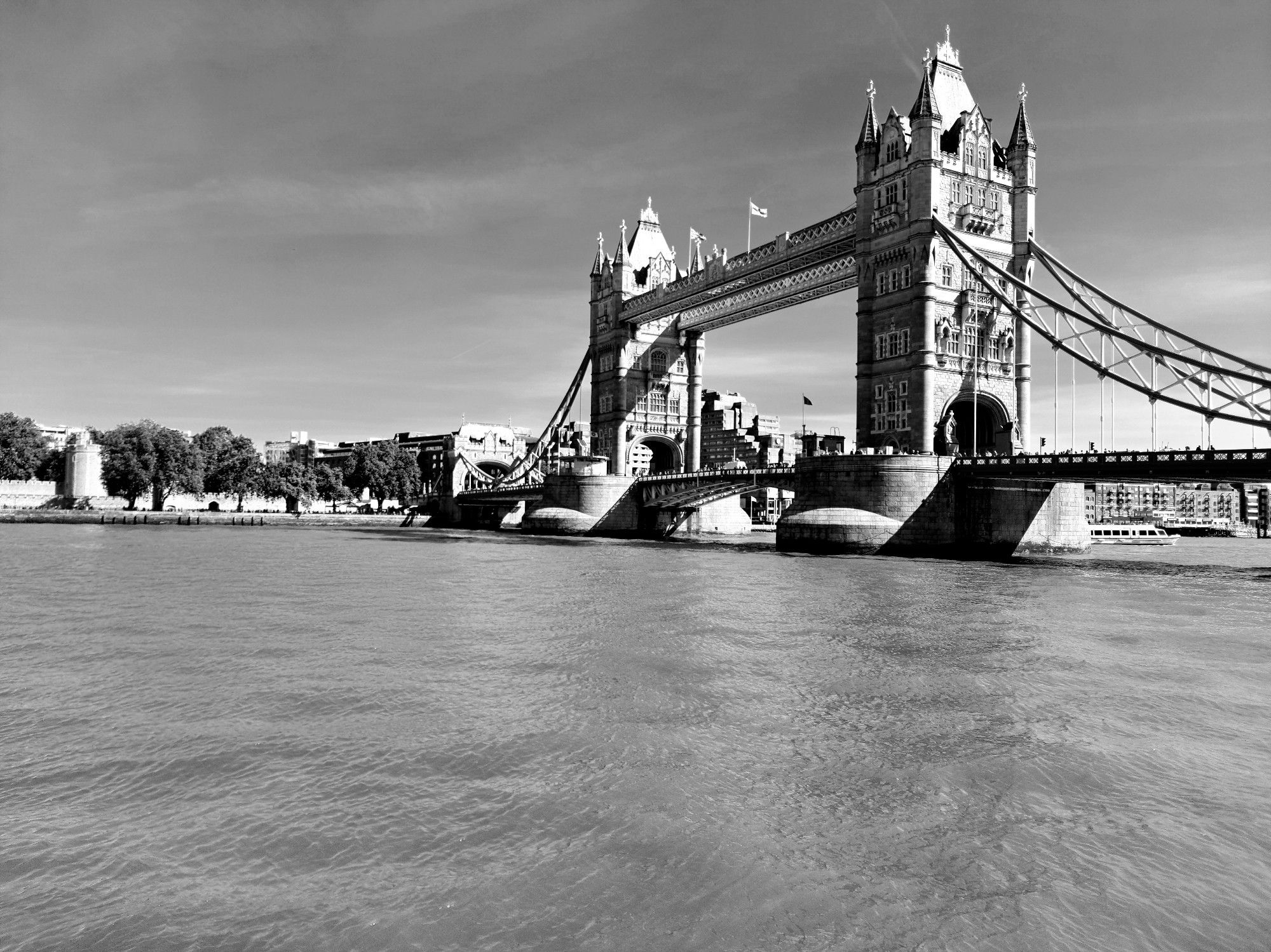 Imagen en blaco y negro del conocidísimo «Tower Bridge», Londres.