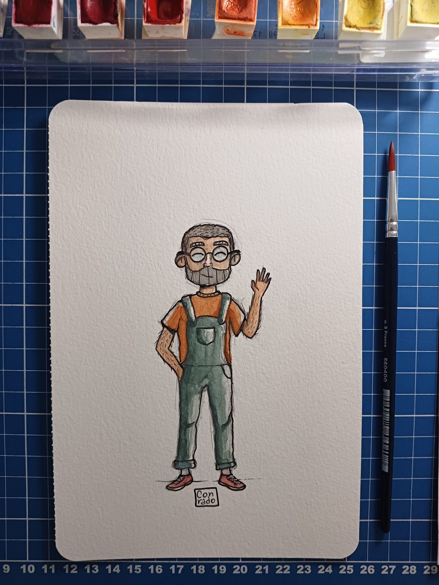 Desenho de um homem branco de barba e óculos, acenando e vestindo um macacão verde, uma camiseta marrom e um tênis vermelho.