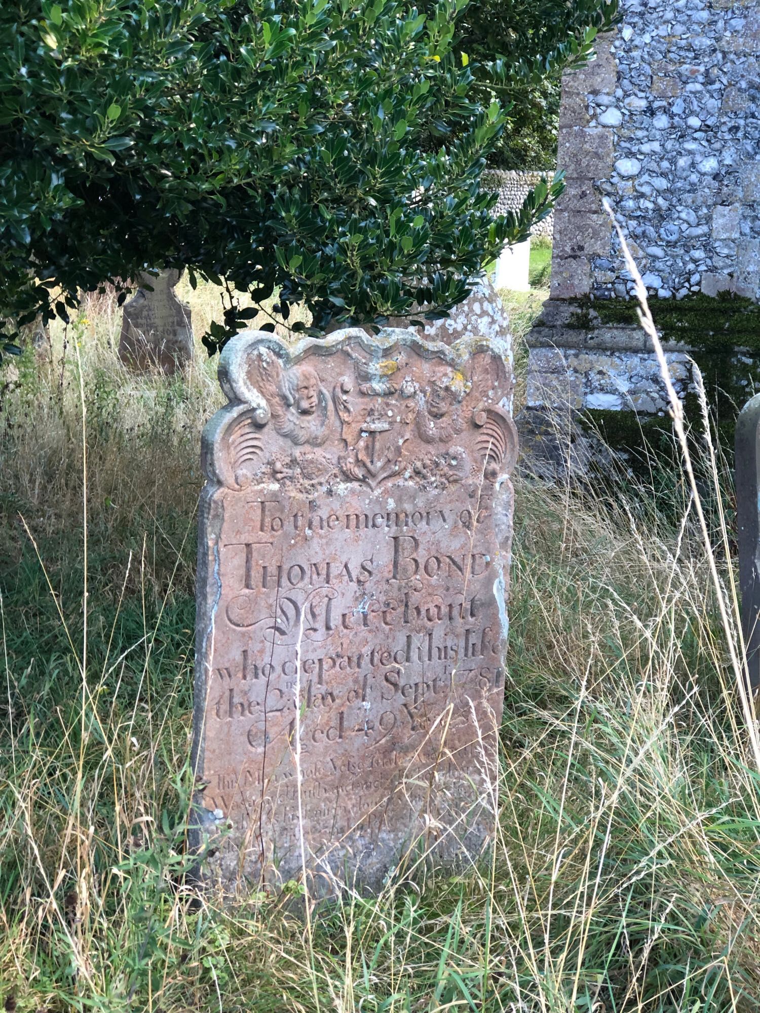 A headstone with two cherubs