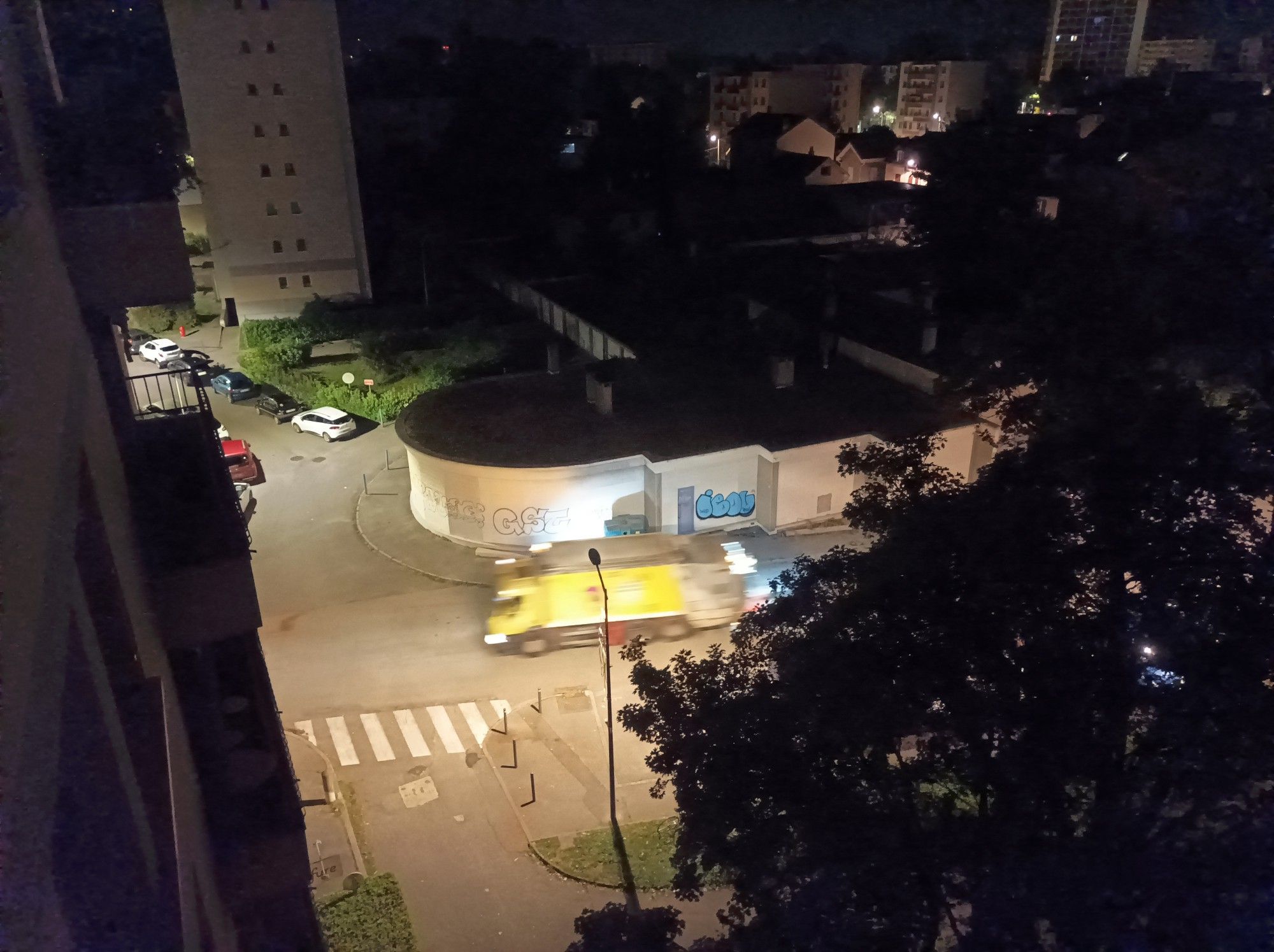 Paysage urbain nocturne avec camion poubelle