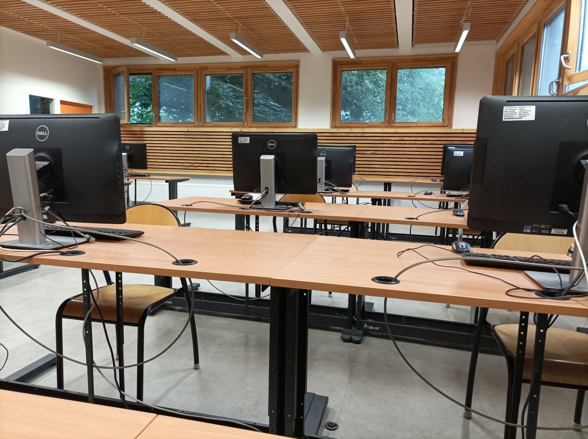 Salle de classe avec des ordinateurs