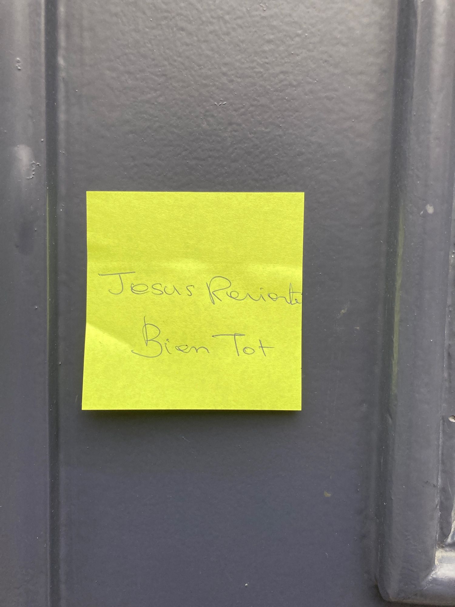 Photo d’un post it jaune portant l’inscription « jesus revient bientôt », qqun en a collé sur toute la rue ..