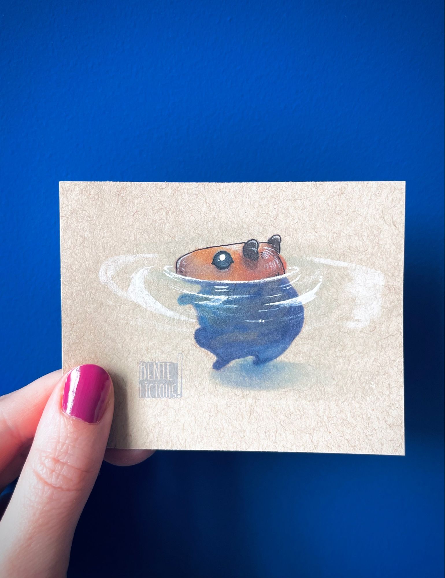 Kleine Illustration eines kleinen Capybaras, das durchs Wasser läuft. Nur die obere Hälfte des Kopfes guckt über die Wasseroberfläche hinaus, der Rest ist ein dunkler Schatten und durch das Wasser als kleiner runder Blopp verzerrt