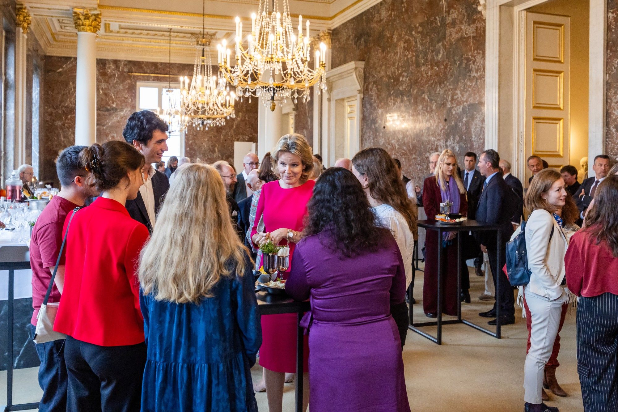 SM la Reine rencontre des étudiants qui vont partir en stage à l'étranger dans le cadre de leur spécialisation en gériatrie lors de la réception finale dans la salle des Marbres