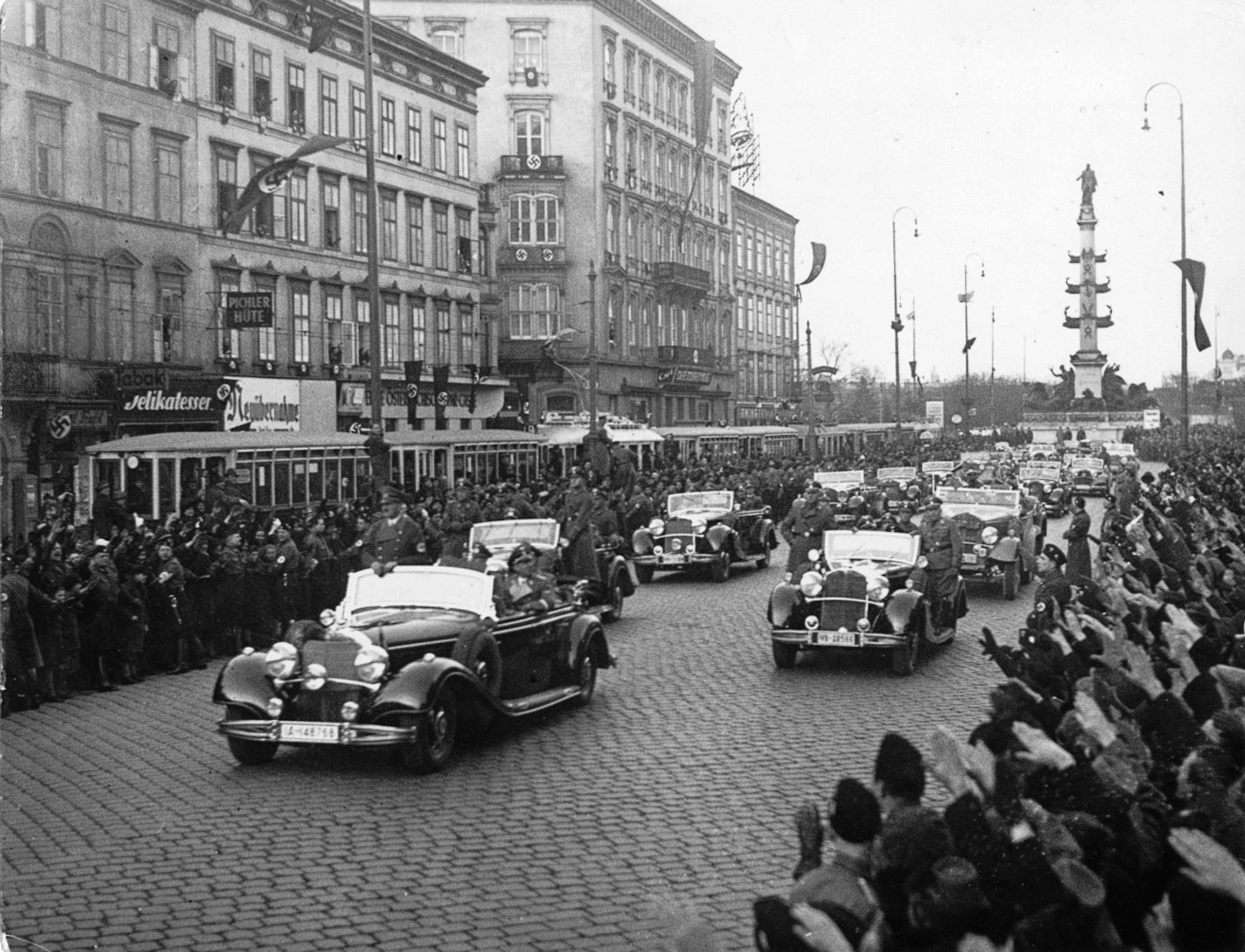 Vienna, 15th March 1938: Germans parade through Vienna and Austrians applaude with Hitlersalute! 
Source: https://www.annefrank.org/de/timeline/52/der-anschluss-deutschland-besetzt-osterreich/