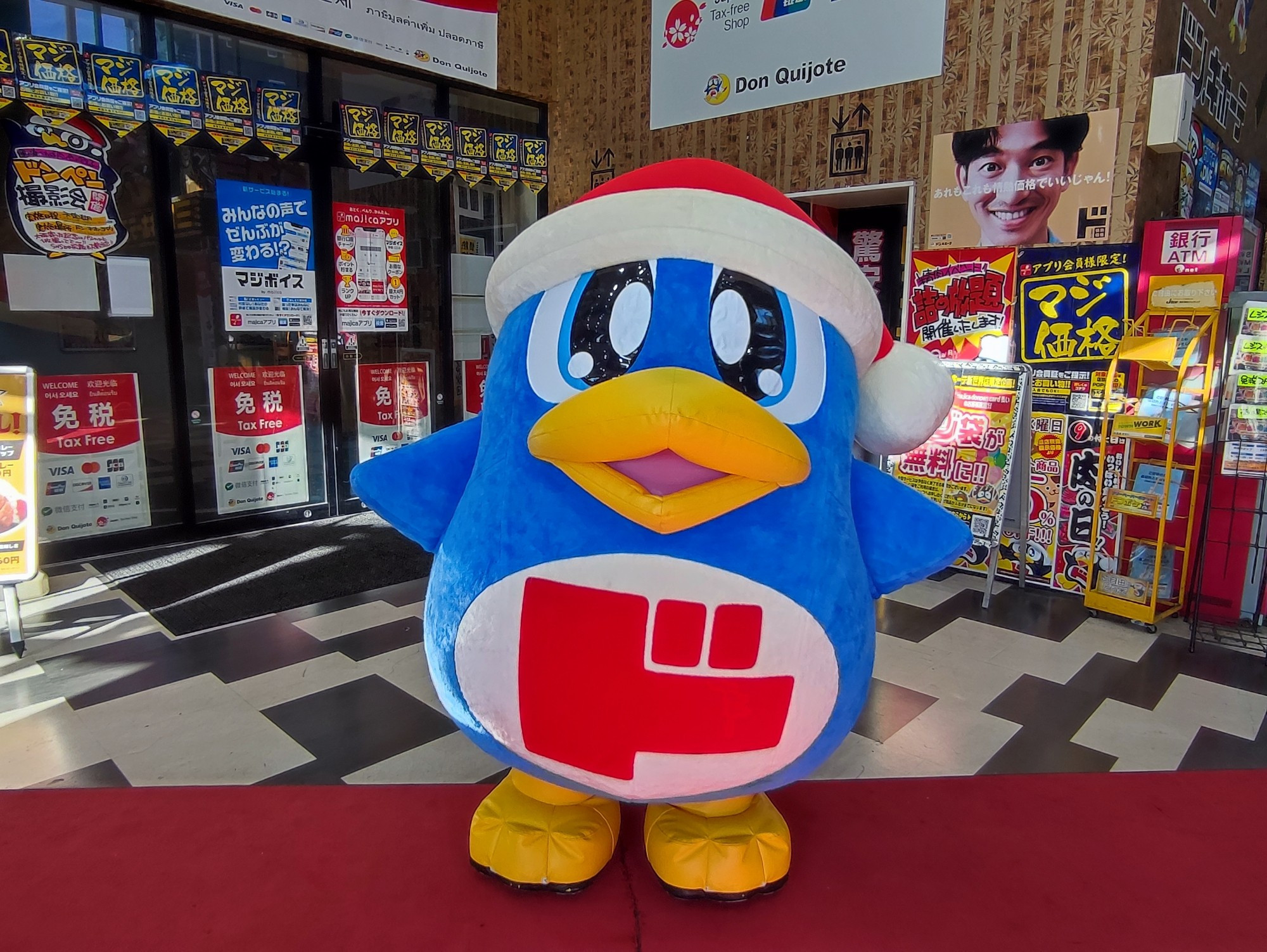 ドンキホーテ店内で、中央にマスコットキャラクターのドンペンが写っている。