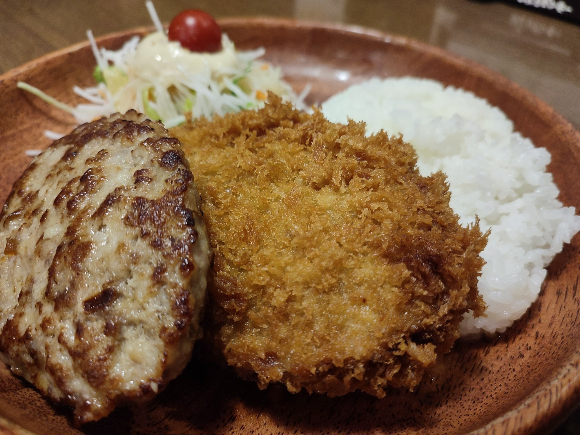 びっくりドンキーのハンバーグとメンチカツのディッシュ。
手前左よりハンバーグ、メンチカツ、ご飯、
奥にプチトマトが載った千切り大根とキャベツのサラダ。