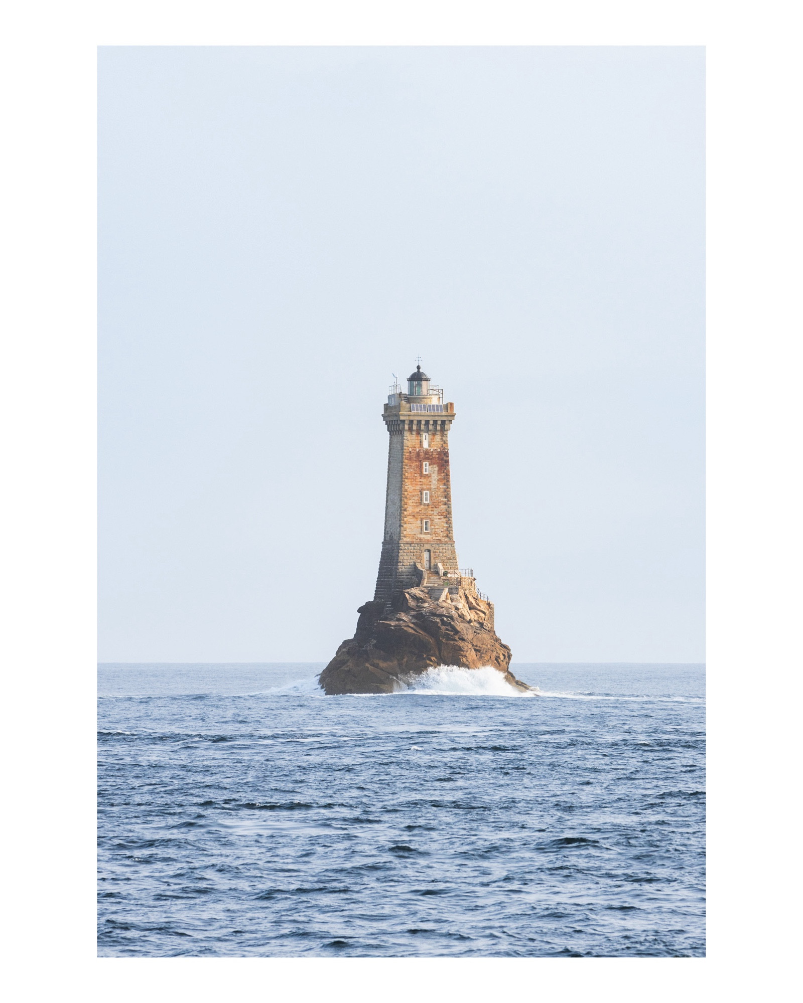 Vue sur le Phare de la Vieille en Bretagne depuis un bateau après avoir passé la Pointe du Raz.
