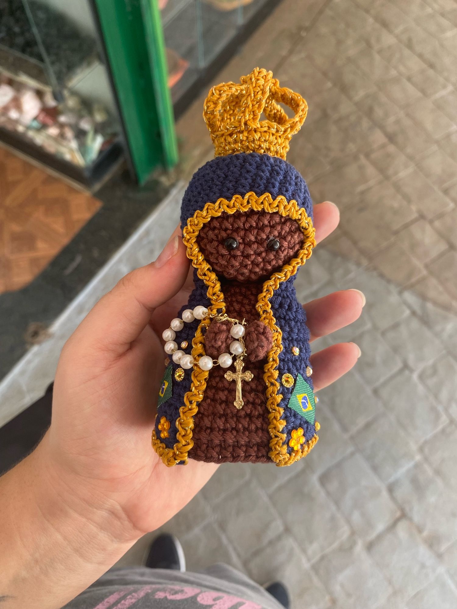 amigurimi - boneco de crochê - de nossa senhora aparecida. ela tem todos os detalhes da santa inclusive um mini terço