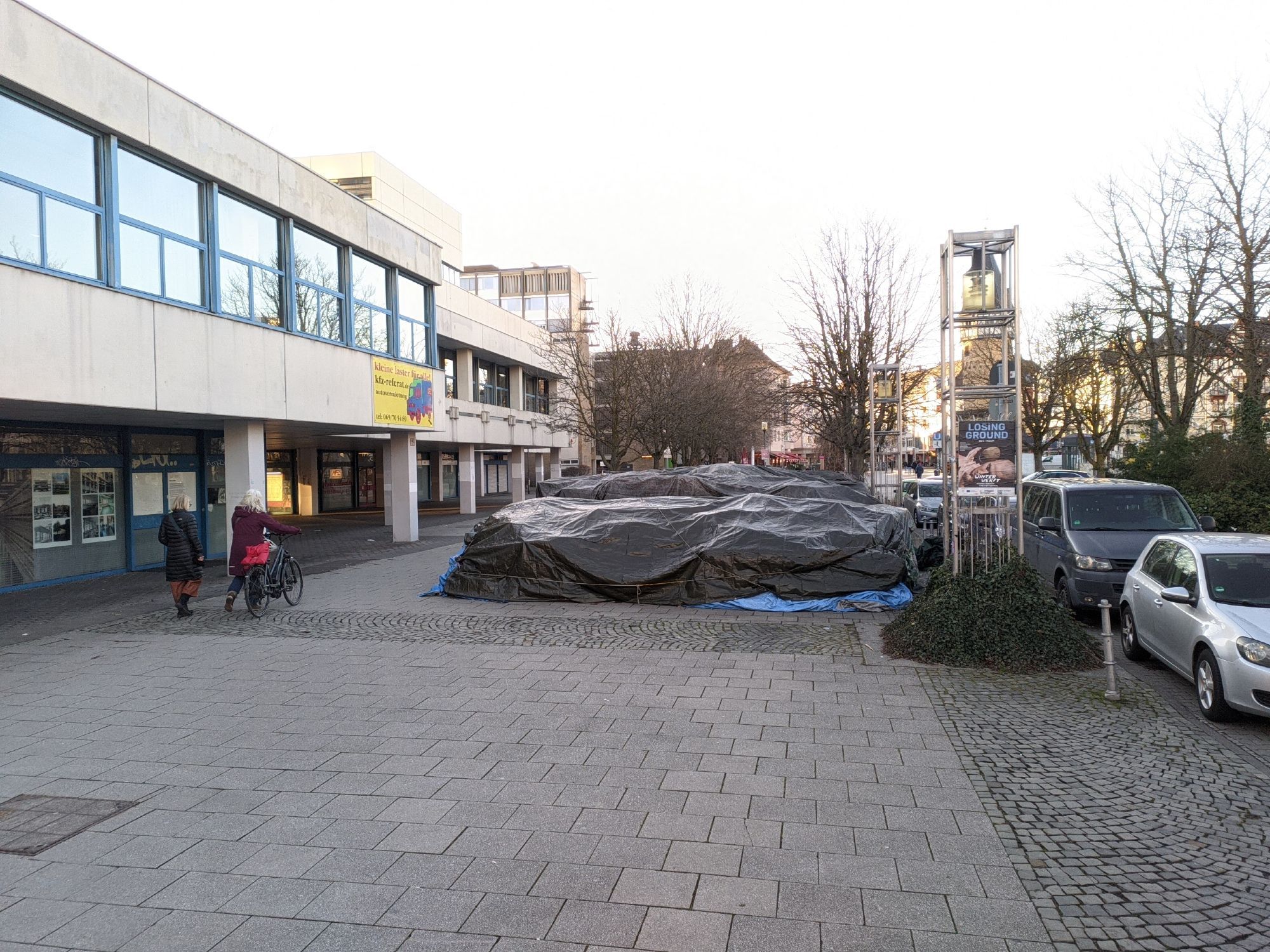 Der Bücherberg: vor den Uni-Gebäuden zur Warte hin unter grauen und blauen Folien: Tonnenweise alte Bücher vom Flohmarkt, der zu Werktagen dort ausgepackt und aufgebaut wird - seit Jahrzehnten