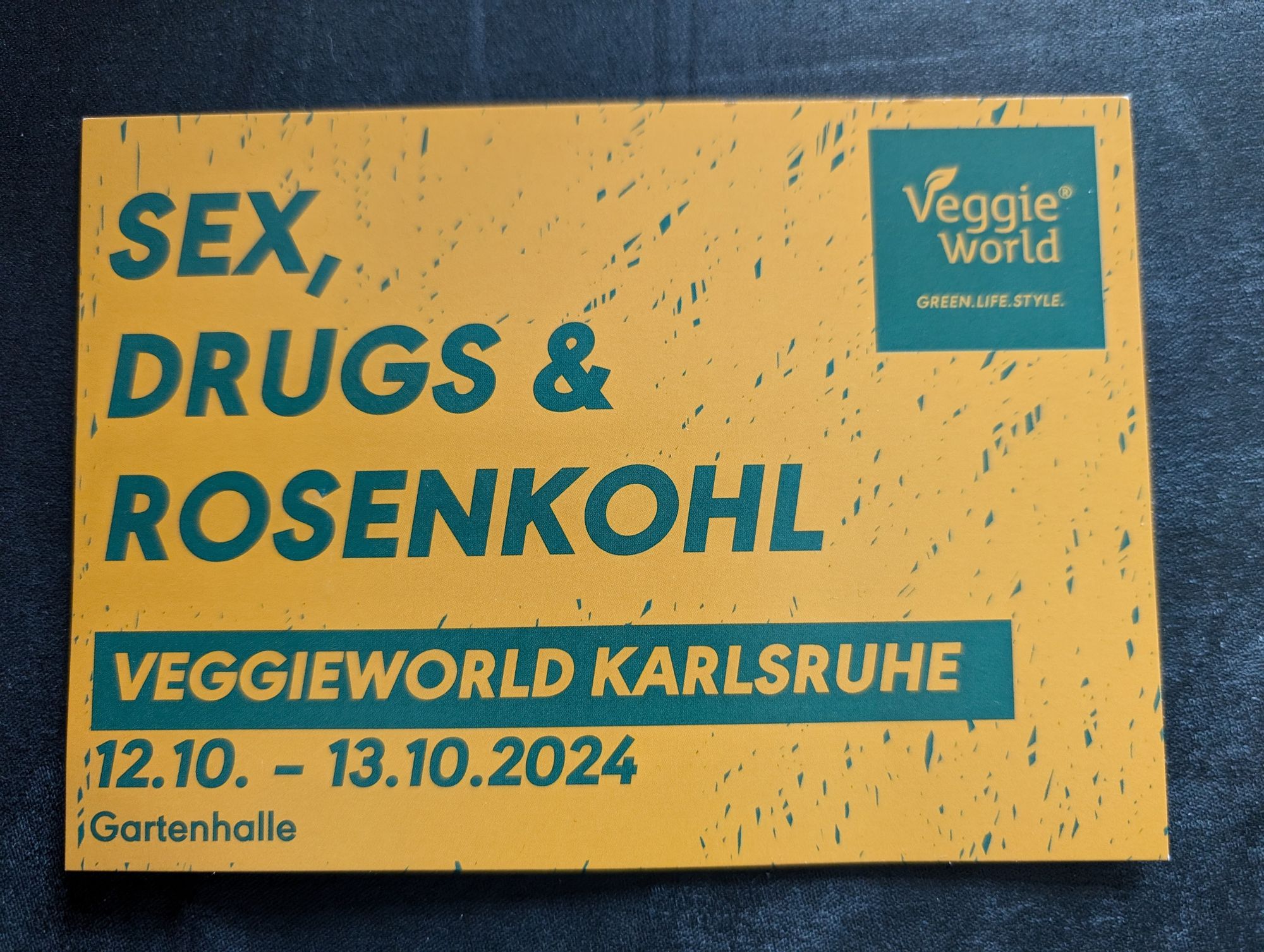 DIN A6 Flyer, Vorderseite, Hintergrund gelb, Schrift Blau:


SEX, DRUGS & ROSENKOHL

Veggie World

GREEN.LIFE.STYLE.

VEGGIEWORLD KARLSRUHE

$12.10. - 13.10.2024

Gartenhalle