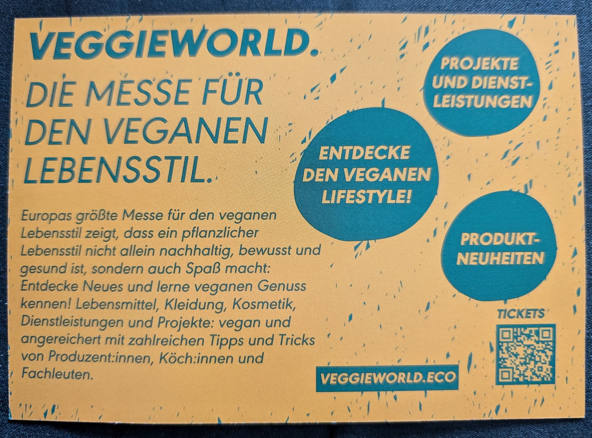 Flyer Rückseite:


VEGGIEWORLD.

DIE MESSE FÜR DEN VEGANEN LEBENSSTIL.

Europas größte Messe für den veganen Lebensstil zeigt, dass ein pflanzlicher Lebensstil nicht allein nachhaltig, bewusst und gesund ist, sondern auch Spaß macht: Entdecke Neues und lerne veganen Genuss kennen! Lebensmittel, Kleidung, Kosmetik, Dienstleistungen und Projekte: vegan und angereichert mit zahlreichen Tipps und Tricks von Produzent:innen, Köch:innen und Fachleuten.