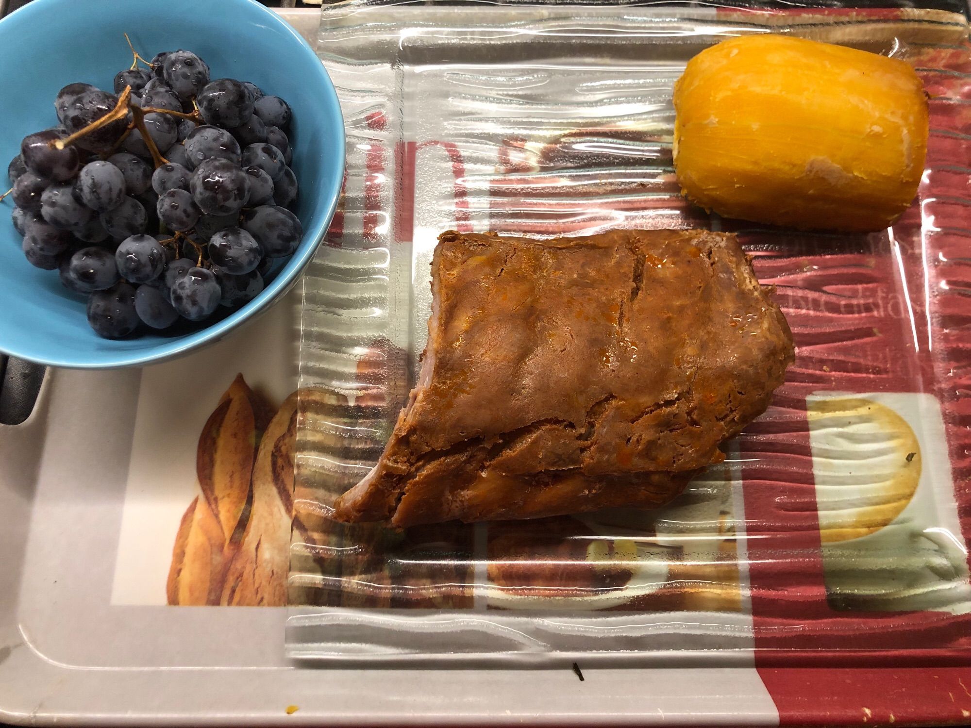 butternut roti au four accompagné de Ribbs madrange (au micro ondes) un peu de raisin et la jolie assiette de la fin des années 1999 en verre carrée avec des ondulations dans la masse