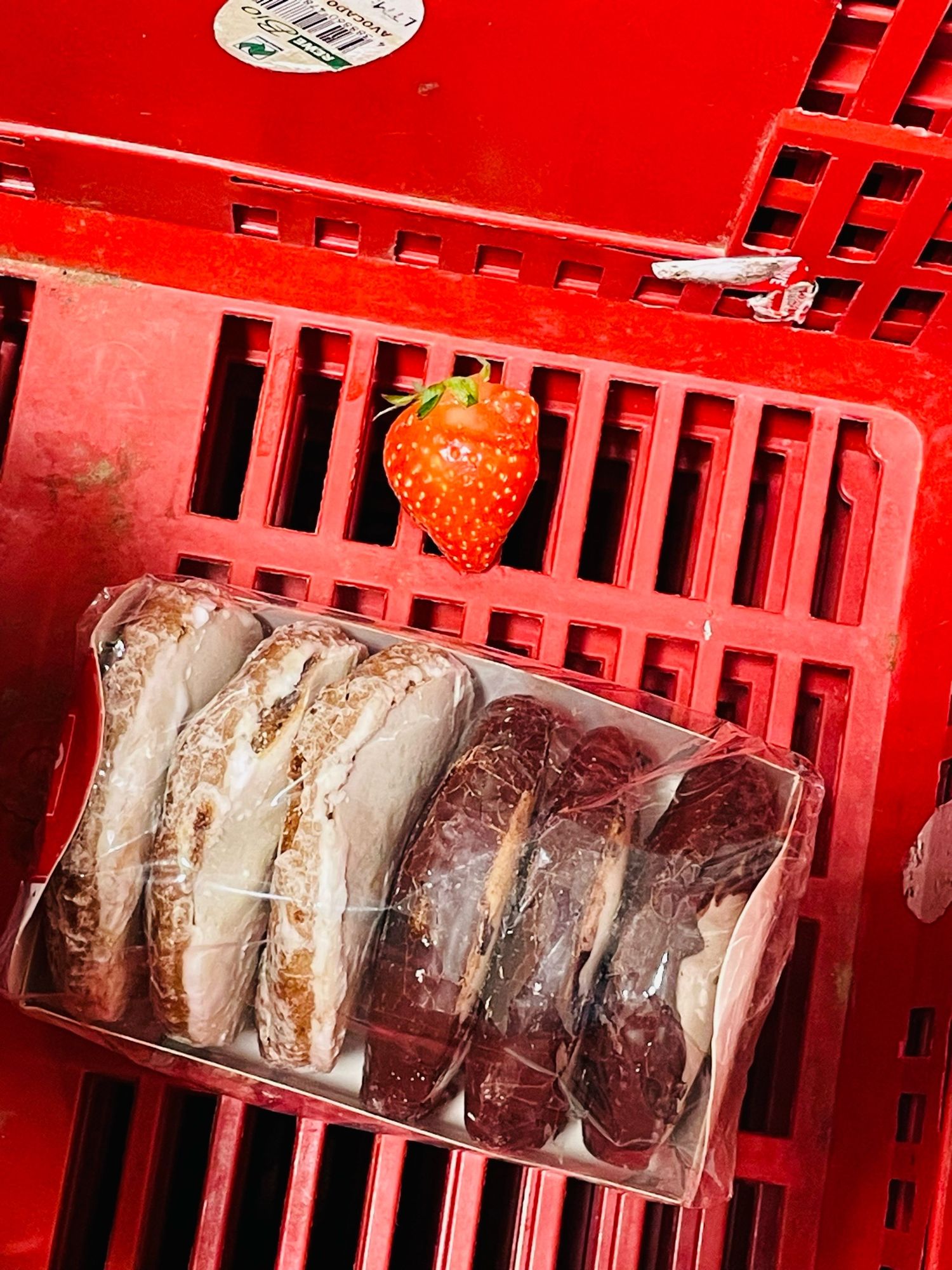 Lebkuchen und Erdbeere im Einkaufskorb.