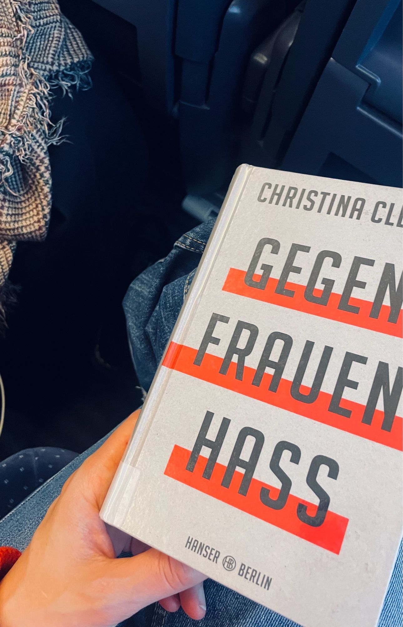 Fotografierende Person hält Buch in Hand:  GEGEN FRAUENHASS von Christina Clemm.