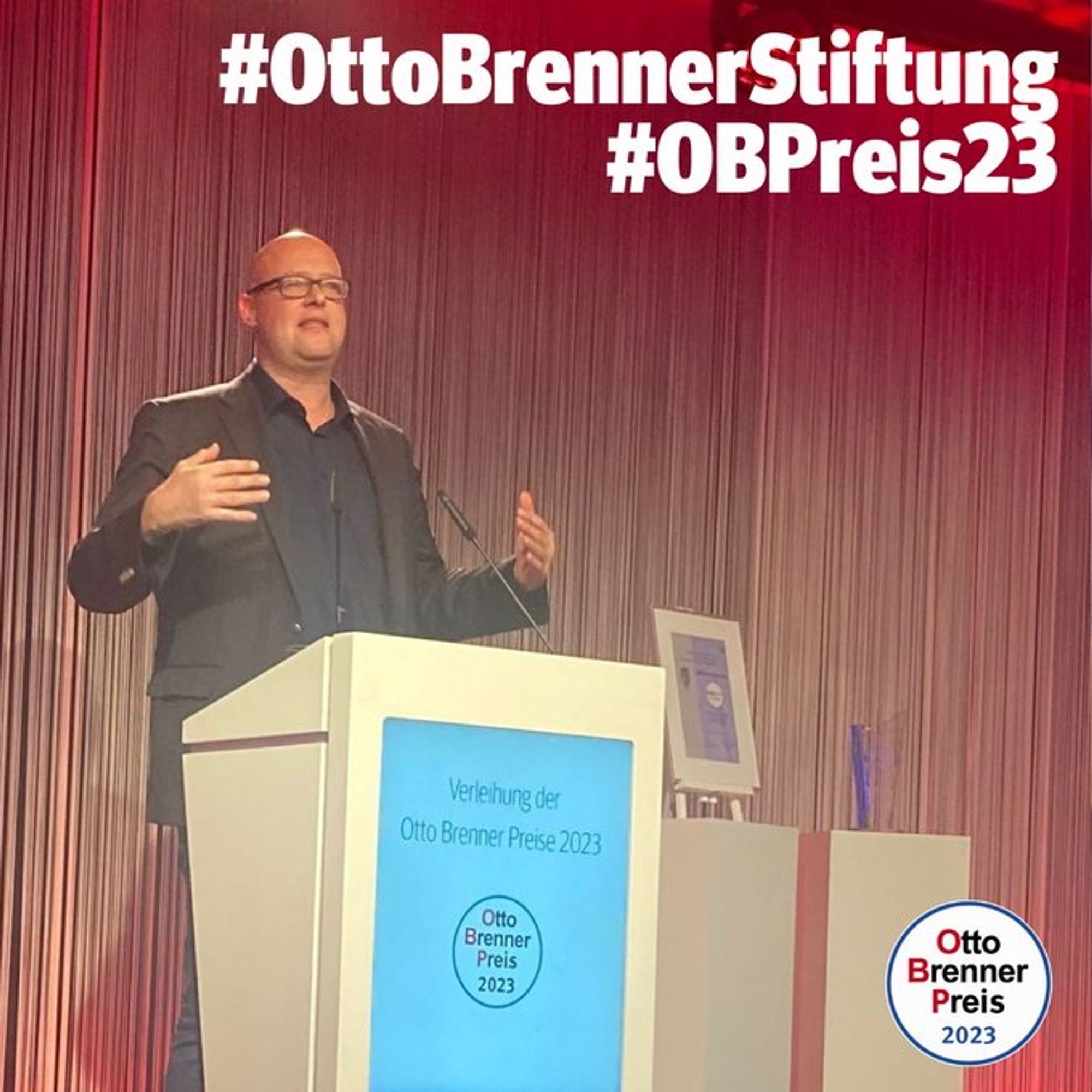 Festredner Leonhard Dobusch zu Beginn der #OttoBrennerPreis-Verleihung.