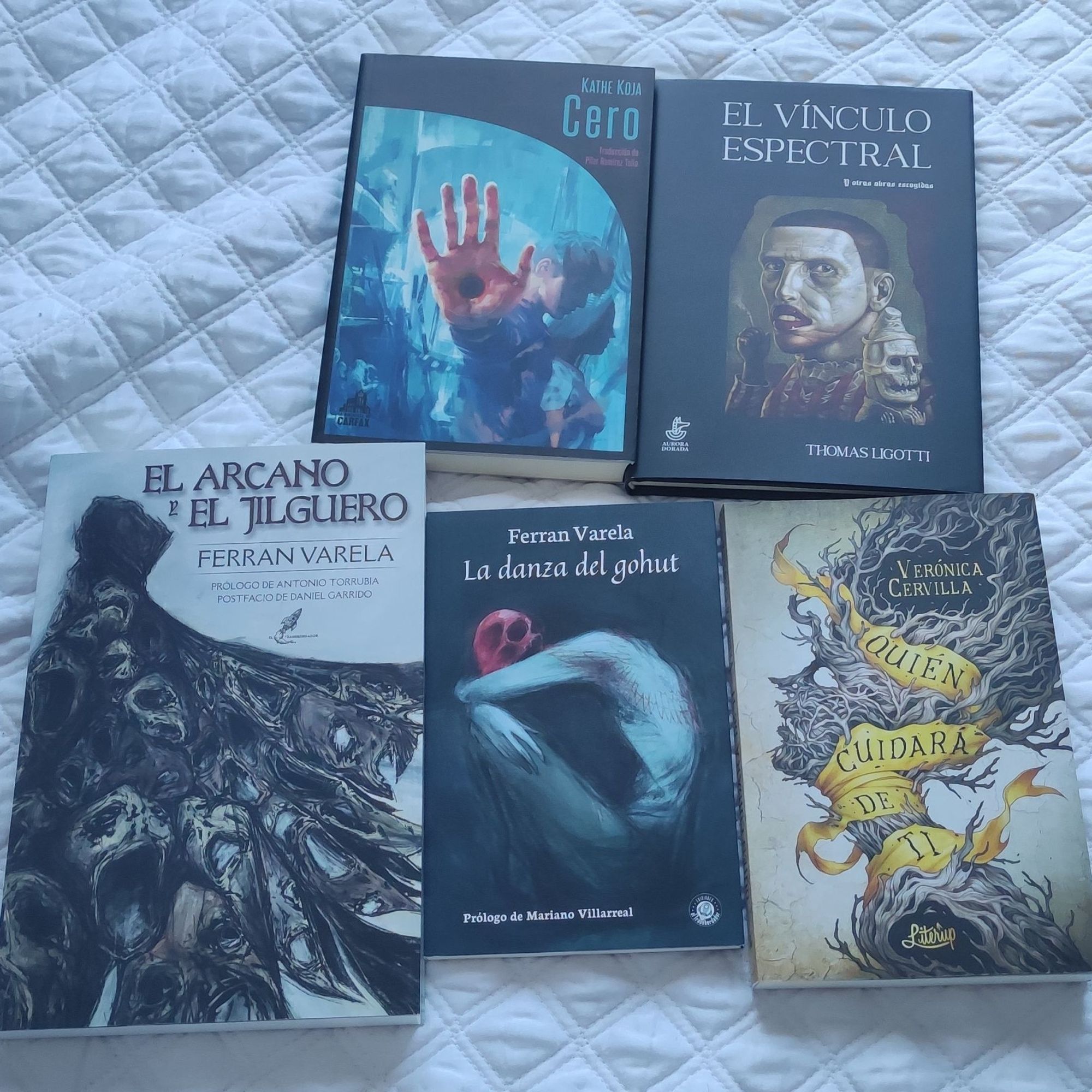 Libros la danza del gohut y el arcano y el jilguero de ferran Varela, quien cuidará de ti de verónica cervilla, cero de kathe koja y el vínculo espectral de Thomas ligotti, este último numerado y firmado.