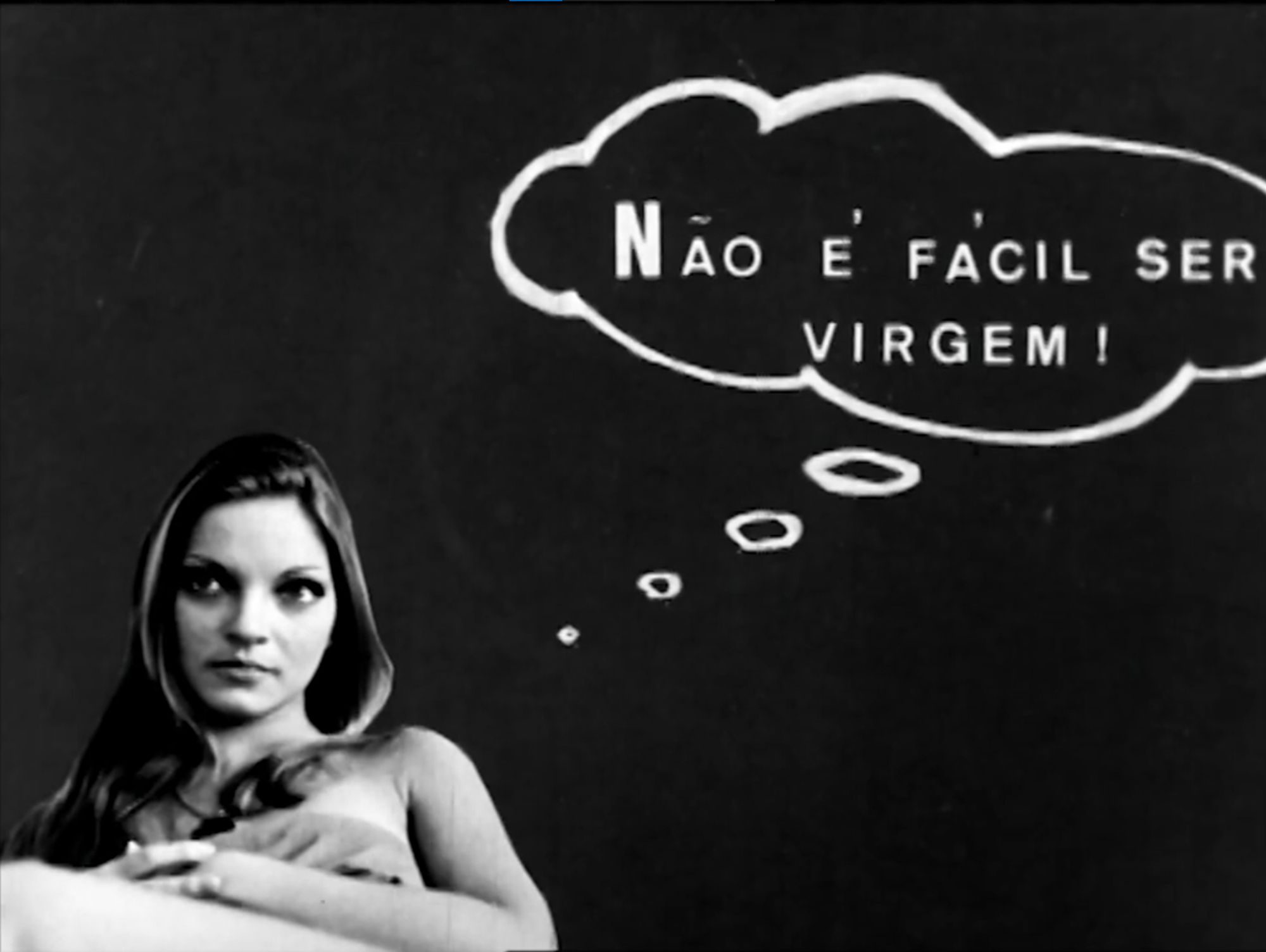 cena de o marido virgem (1974): uma foto em preto e branco recortada da atriz sandra barsotti em fundo neutro escuro com a frase "não é fácil ser virgem!" em um balão de pensamento desenhado