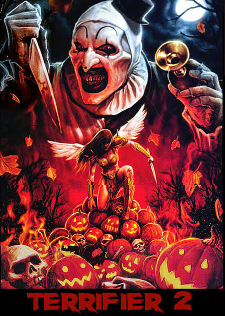 Filmposter "Terrifier 2": Horrorclown mit Messer und Handhupe über einem Haufen aus Kürbissen und Schädeln, auf dem eine Frau mit Engelsflügeln und Dolch kniet