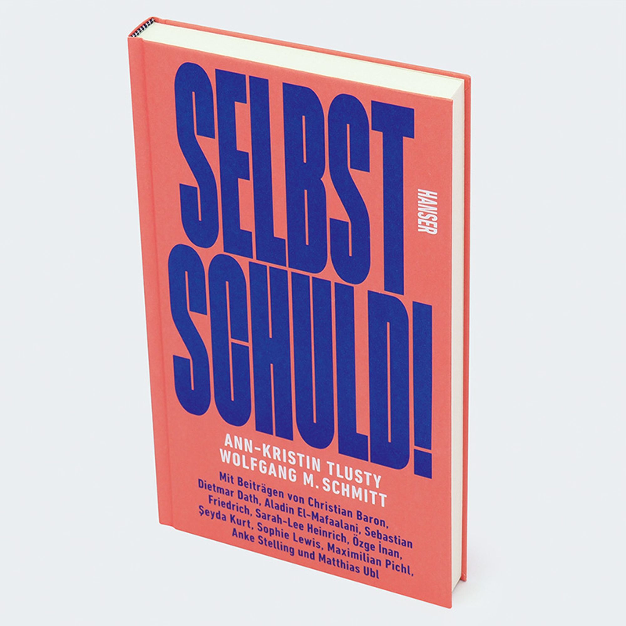 Buch "SELBST SCHULD!" von Ann-Kristin Tlusty und Wolfgang M. Schmitt mit Beiträgen von Christian Baron, Dietmar Dath, Aladin El-Mafaalani, Sebastian Friedrich, Sarah-Lee Heinrich, Özge Inan, Seyda Kurt, Sophie Lewis, Maximilian Pichl, Anke Stelling und Matthias Ubl