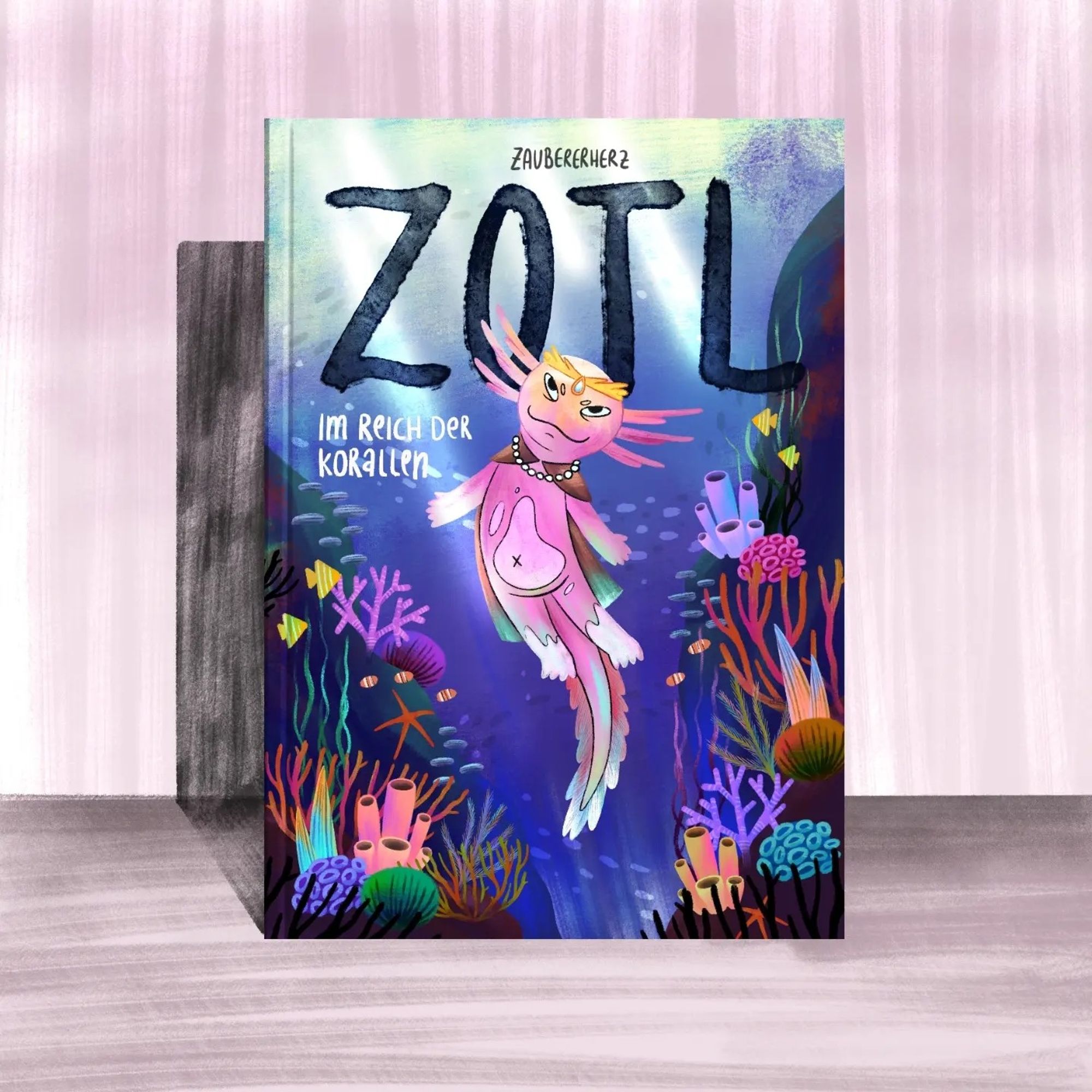 Gemaltes Fake Kinderbuchcover - darauf zu sehen ist ein Axolotl-ähnliches Wesen namens "Zotl" vom Volk der "Xotl". Das Wesen schwimmt durch ein buntes Korallenriff.