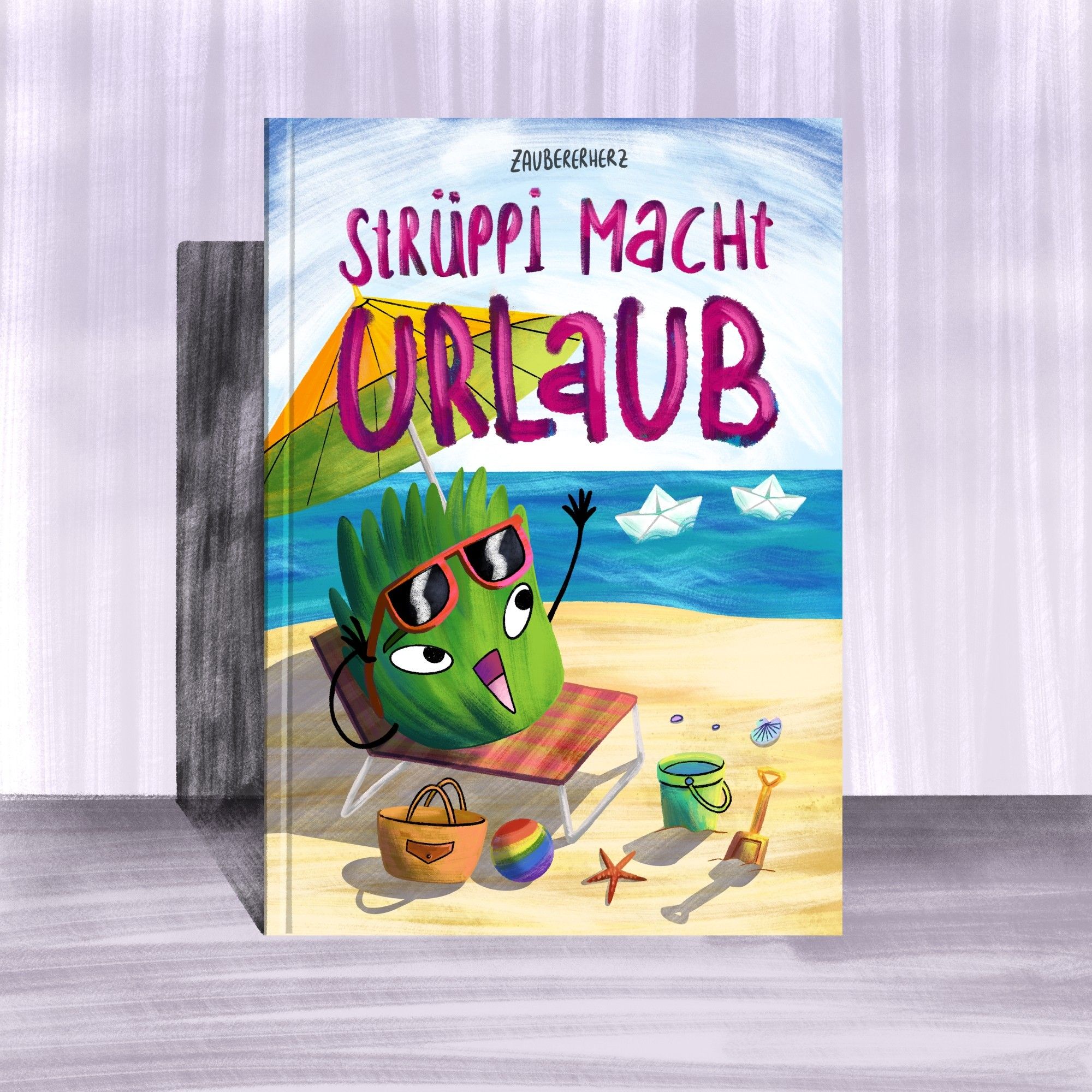 Gezeichnetes Mockup eines Kinderbuchs. Der Titel lautet "Strüppi macht Urlaub". Am Cover liegt Strüppi am Strand und sonnt sich. Sie winkt auf's Meer hinaus.