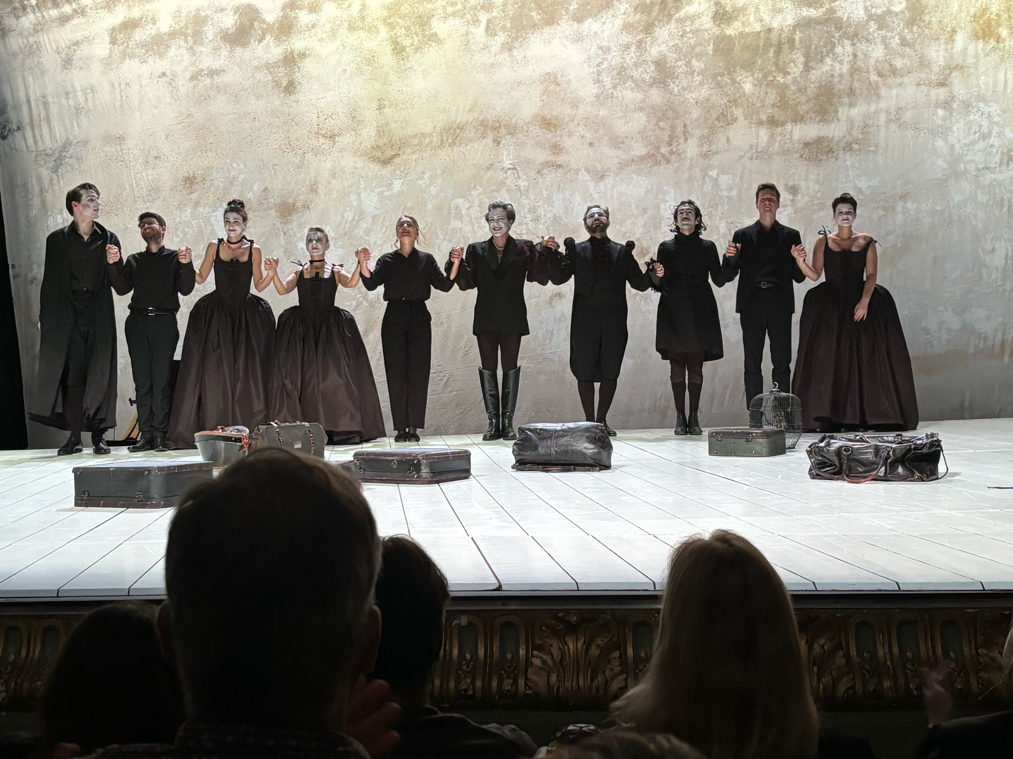 Final curtain call in the production of Goldoni’s « Impresario from Smyrna » at Brussels’ Théâtre royal du Parc.