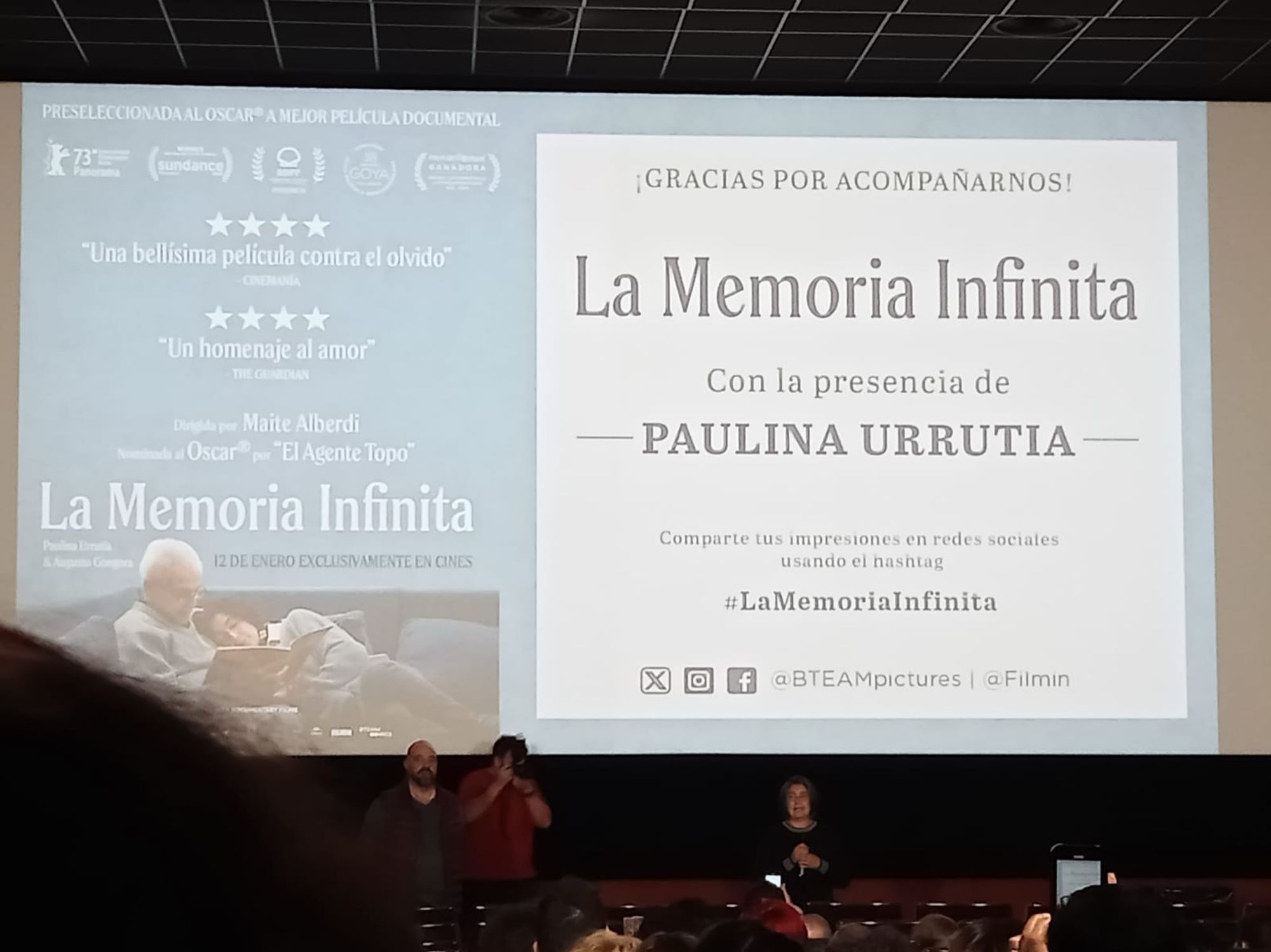 Foto del cine, con el cartel proyectado en la pantalla y Paulina Urrutia delante