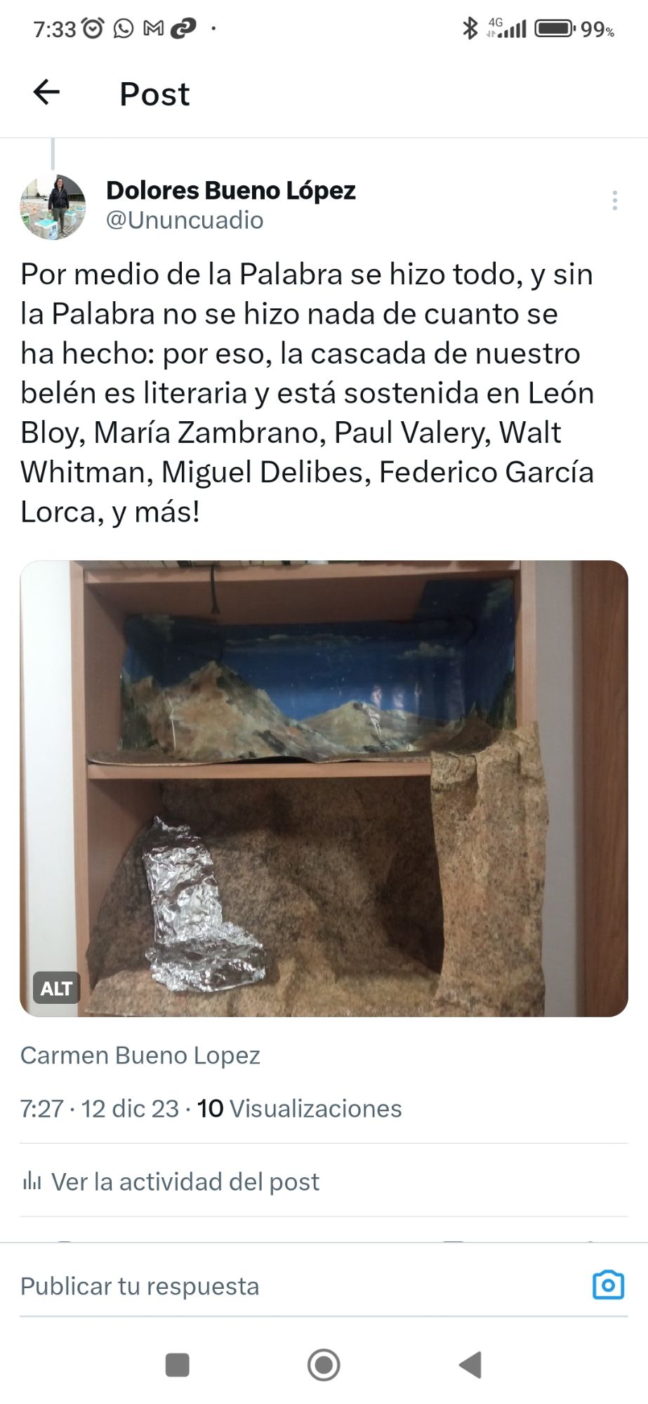 Captura de mi tuit: Por medio de la Palabra se hizo todo, y sin la Palabra no se hizo nada de cuanto se ha hecho: por eso, la cascada de nuestro belén es literaria y está sostenida en León Bloy, María Zambrano, Paul Valery, Walt Whitman, Miguel Delibes, Federico García Lorca, y más!
La imagen del tuit es la foto de nuestro belén a 2 niveles aún en proceso de construirse: la balda de arriba tiene colocado el papel de fondo de ayer (montañas, vegetación, cielo con nubes). La de abajo, además del papel montaña, ahora incluye una cascada de papel de plata que acaba en un estanque. A la derecha hay un trozo de papel montaña que une ambas baldas