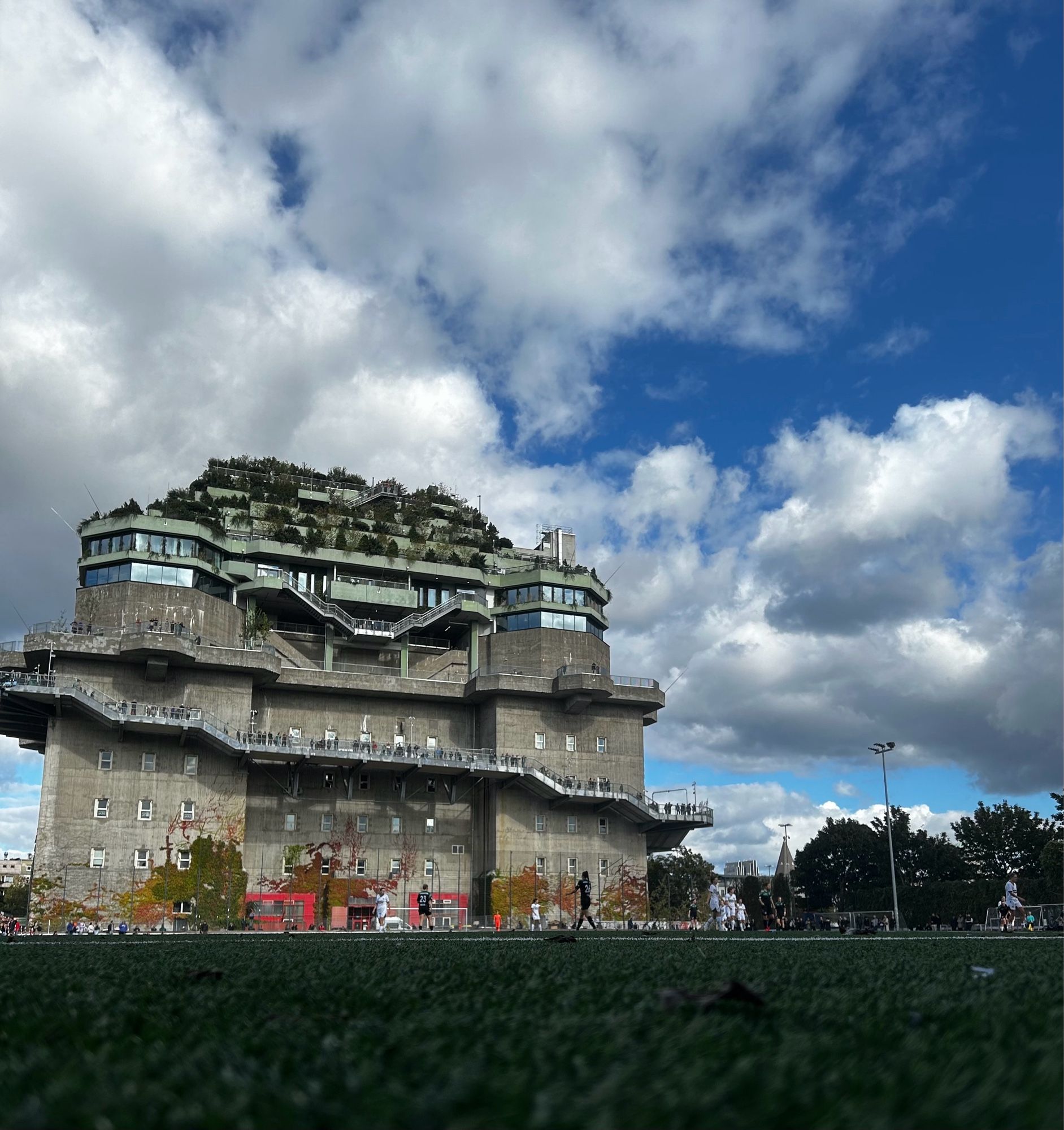 Fußballfeld mit Bunker und blauen Himmel.