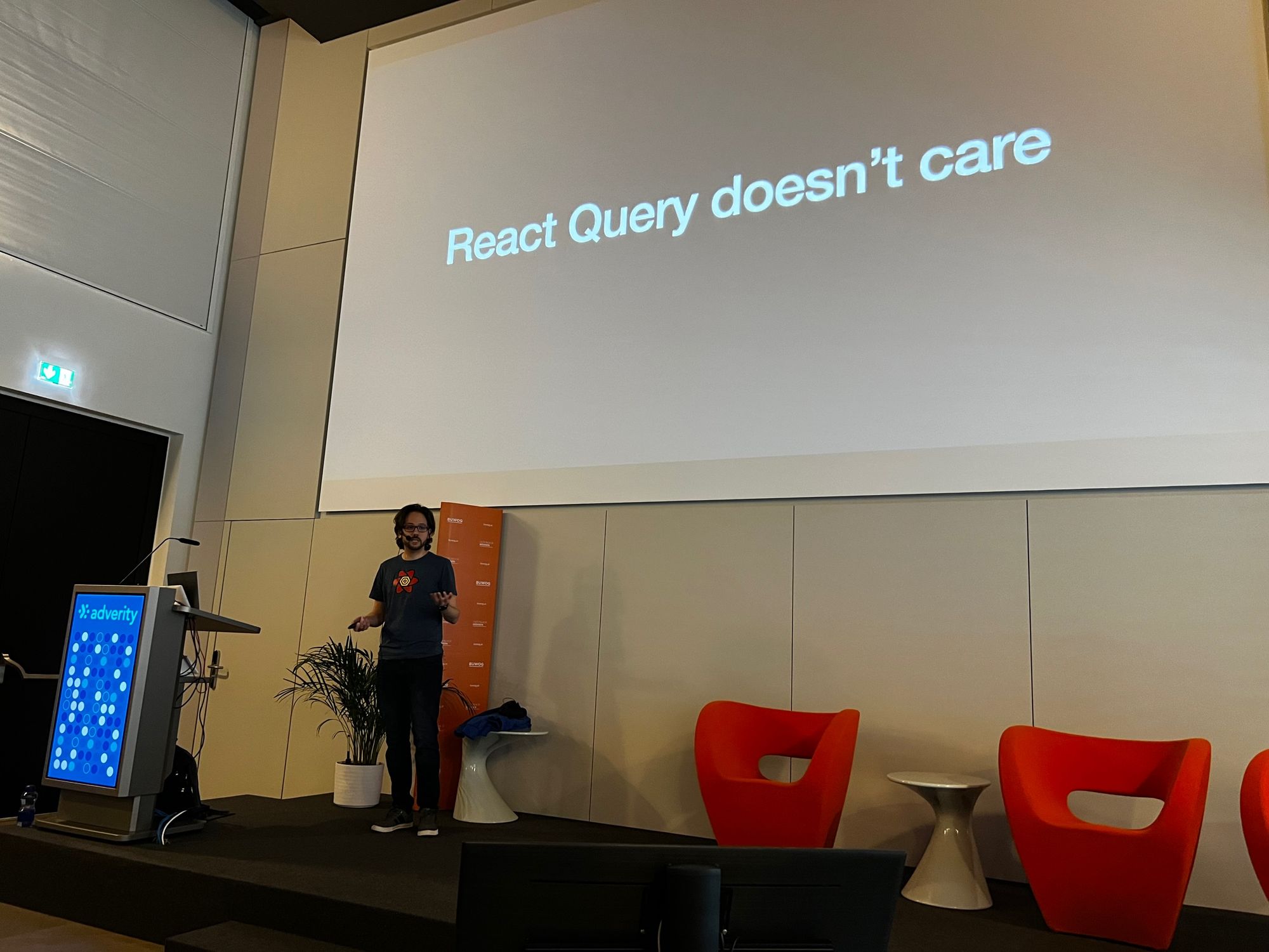 Me on stage, slide says: React Query doesn't care 