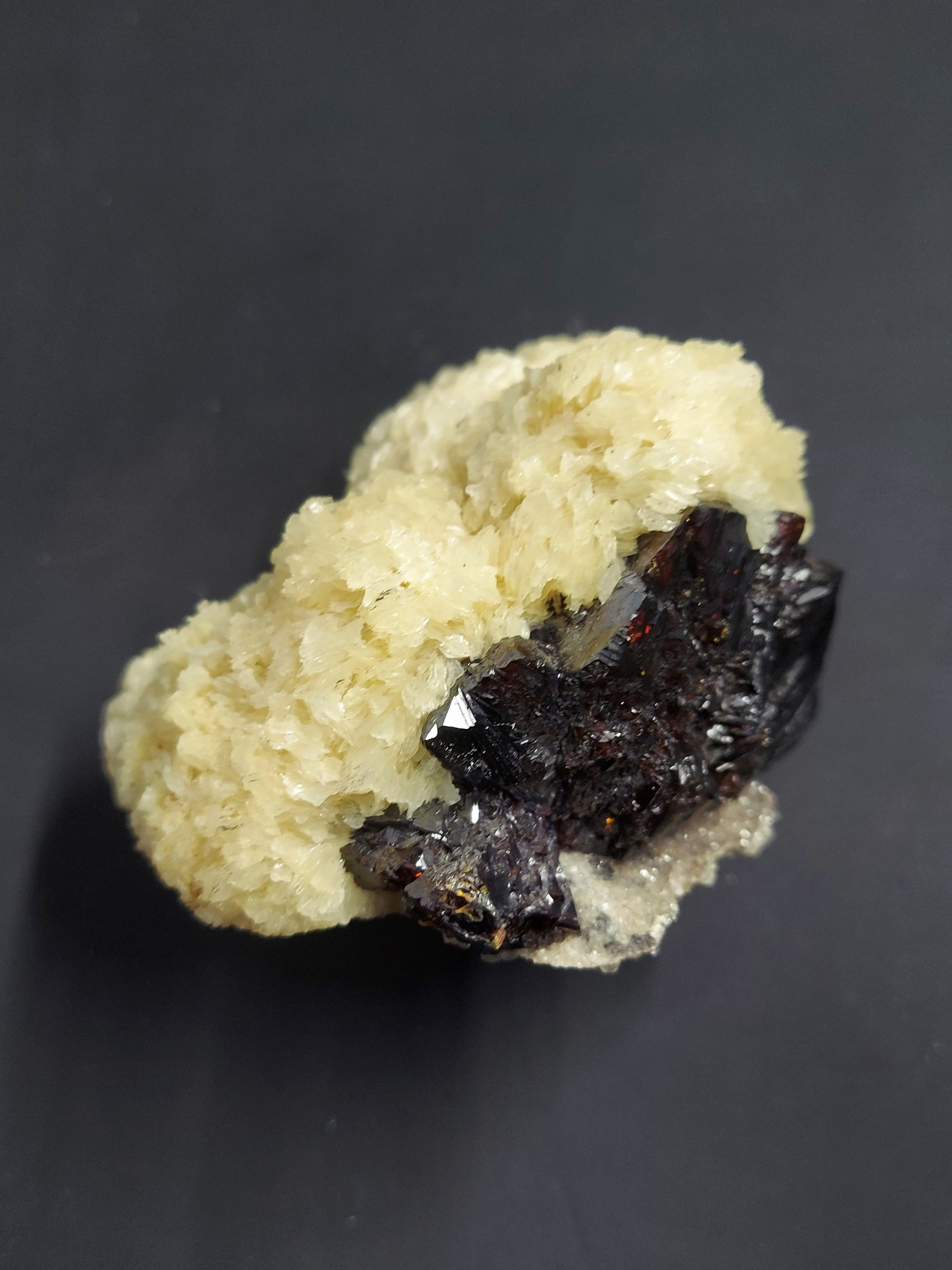 Yellow barite crystals with dark red sphalerite from Elmwood Mine