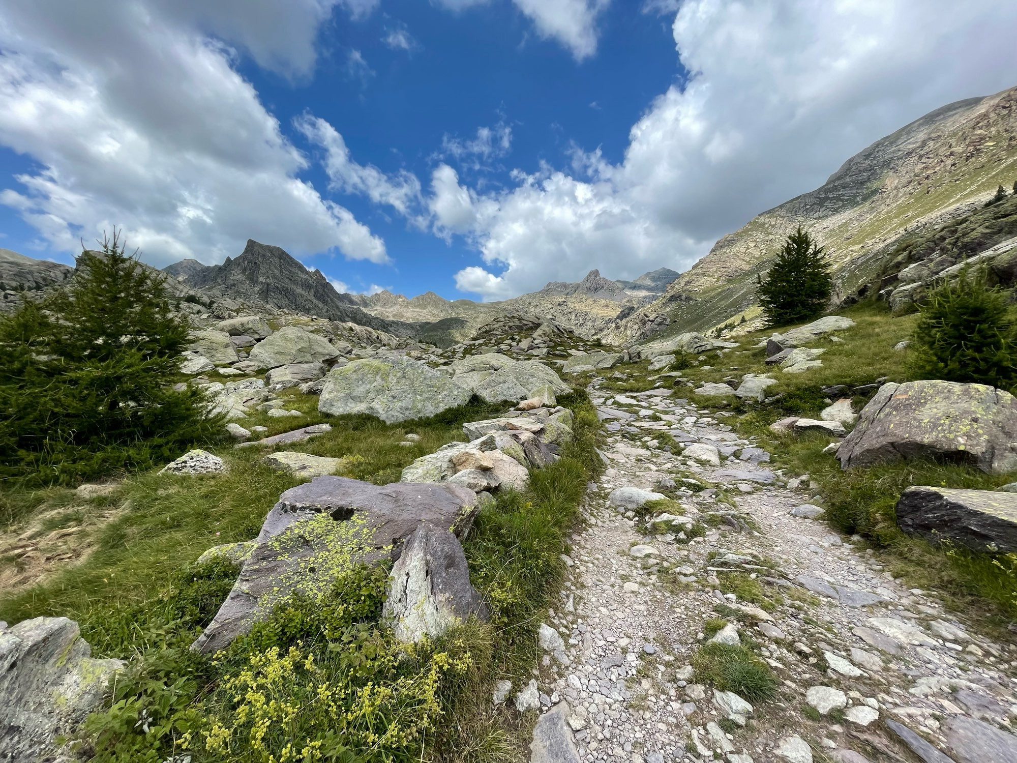 sentier de randonnée dans la vallée des merveilles dans le parc du mercantour