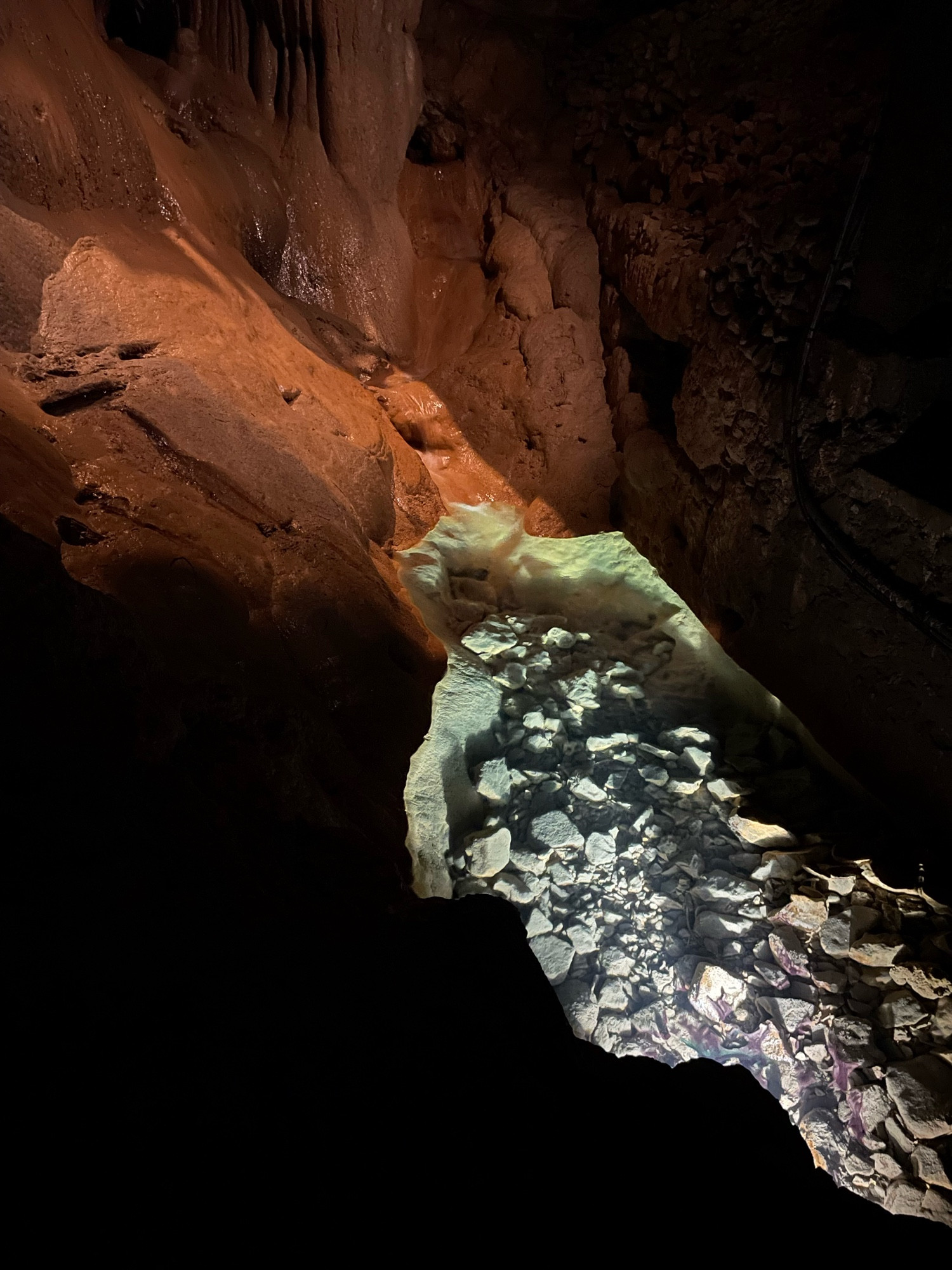 poche d’eau eclairée par des spots dans l’obscurité du gouffre de padirac