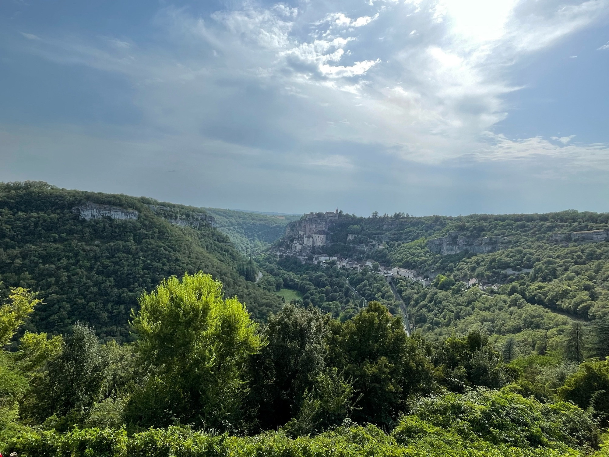 vue de la vallée à l’entrée de rocamadour. Le ciel est lumineux