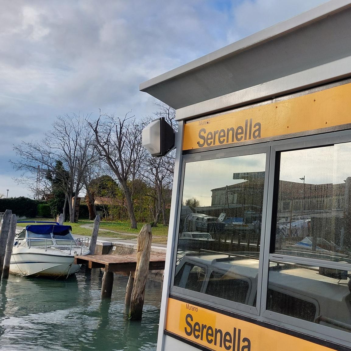 Buongiorno. Eigenlich könnte ich zur Sacca Serenella auch laufen. Aber der Wind war so kalt und mein Ischias gab auch keine Ruhe. Also bin ich schnell für zwei Haltestellen ins Vaporetto eingestiegen. Saluti, Mafalda Cinquetti aus #Venedig