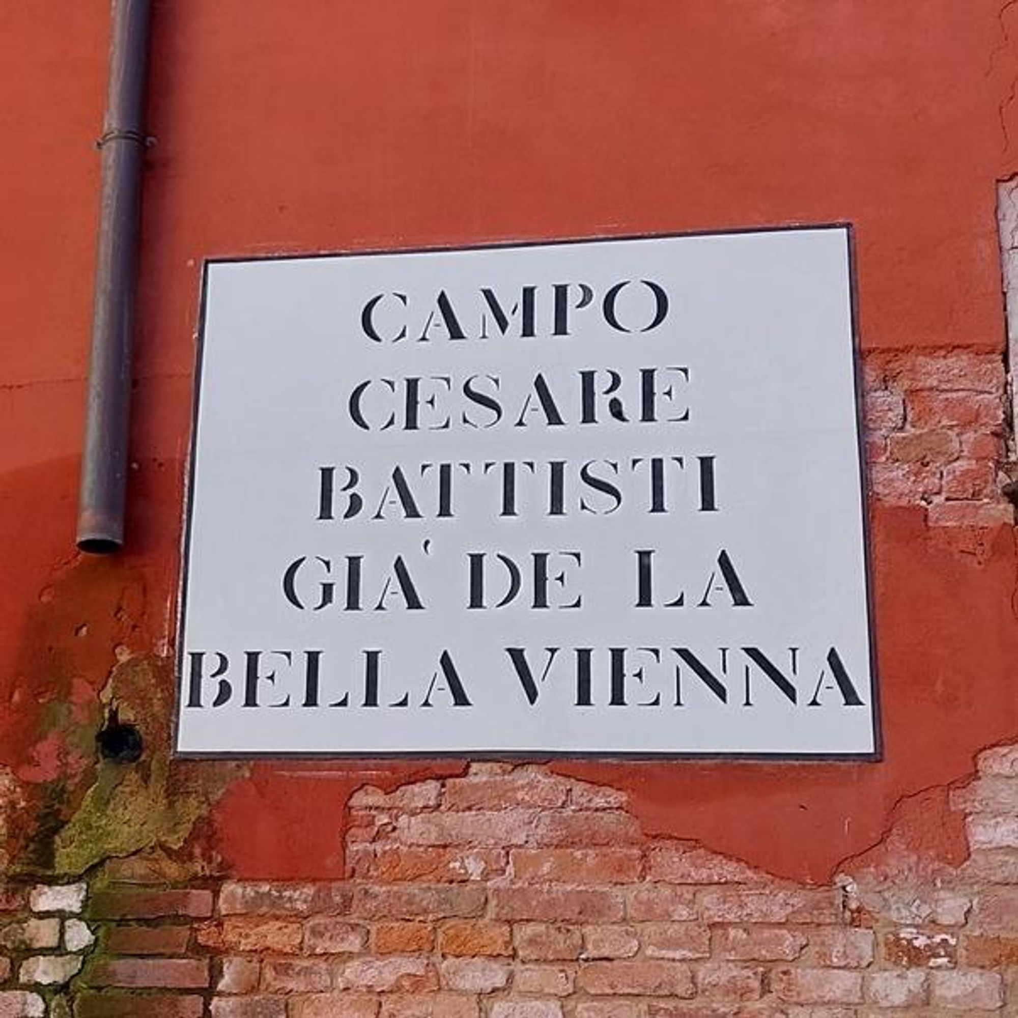 Buongiorno. Der Wegweiser sagte links, mein Gefühl rechts. Mein Gefühl hatte Recht. Eine alte Venezianerin findet ihren Weg auch ohne Wegweiser! Saluti, Mafalda Cinquetti aus #Venedig