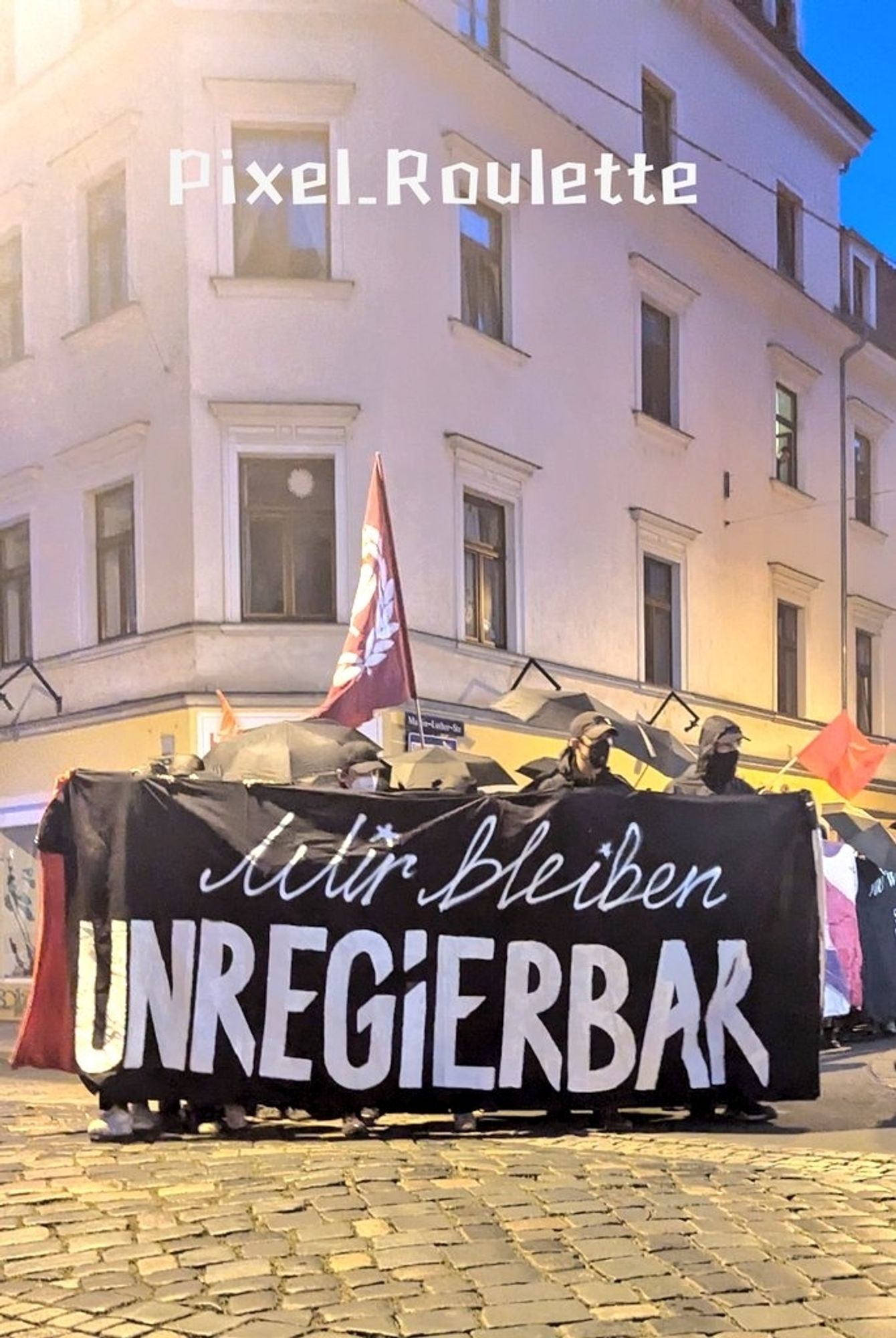 Linke Versammlung mit dem Transparent "Wir bleiben unregierbar"