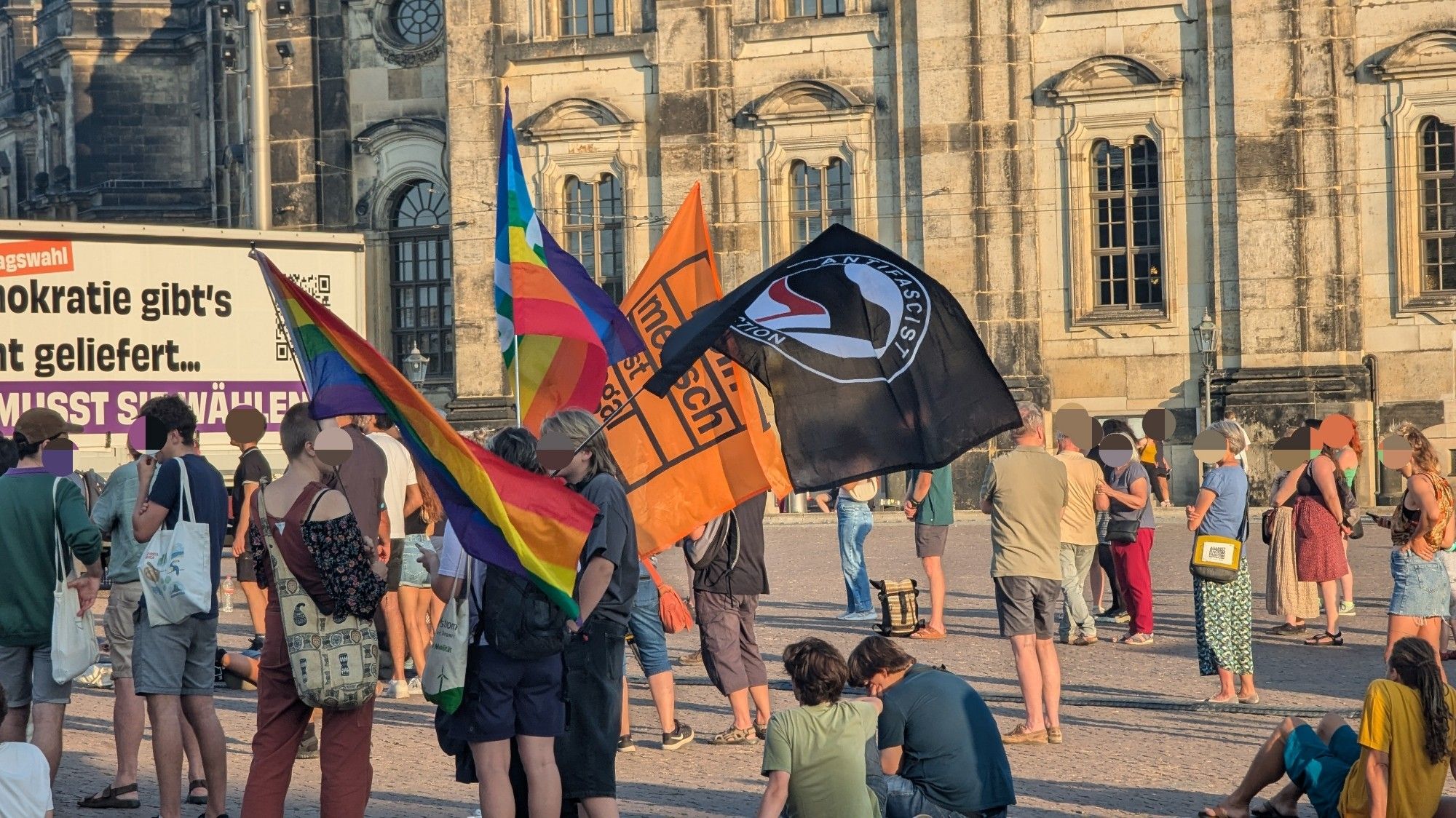 Ansammlung von Menschen auf dem Theaterplatz in Dresden.