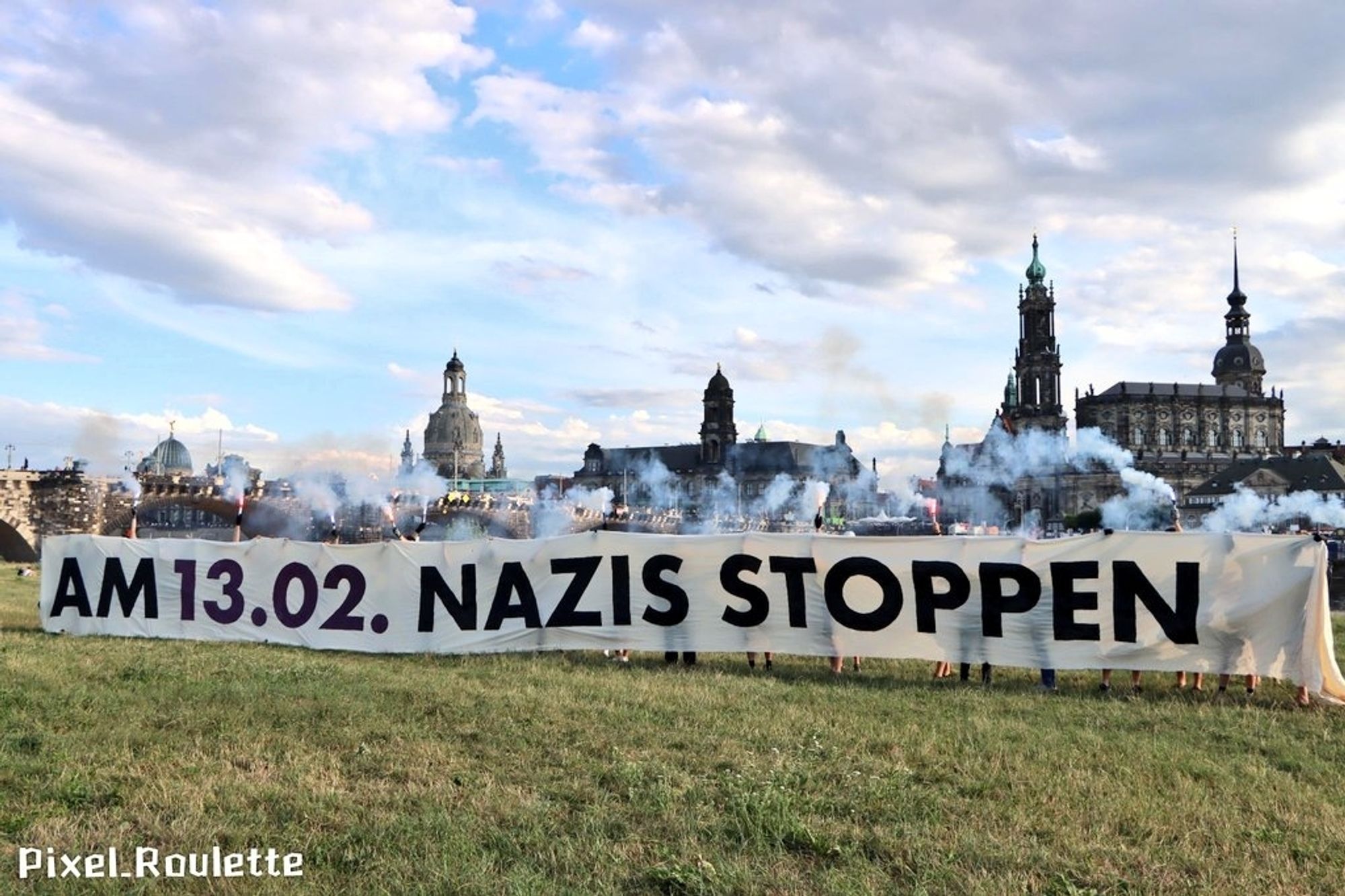 Transparent mit der Aufschrift "AM 13.02. NAZIS STOPPEN" am Dresdner Elbufer.